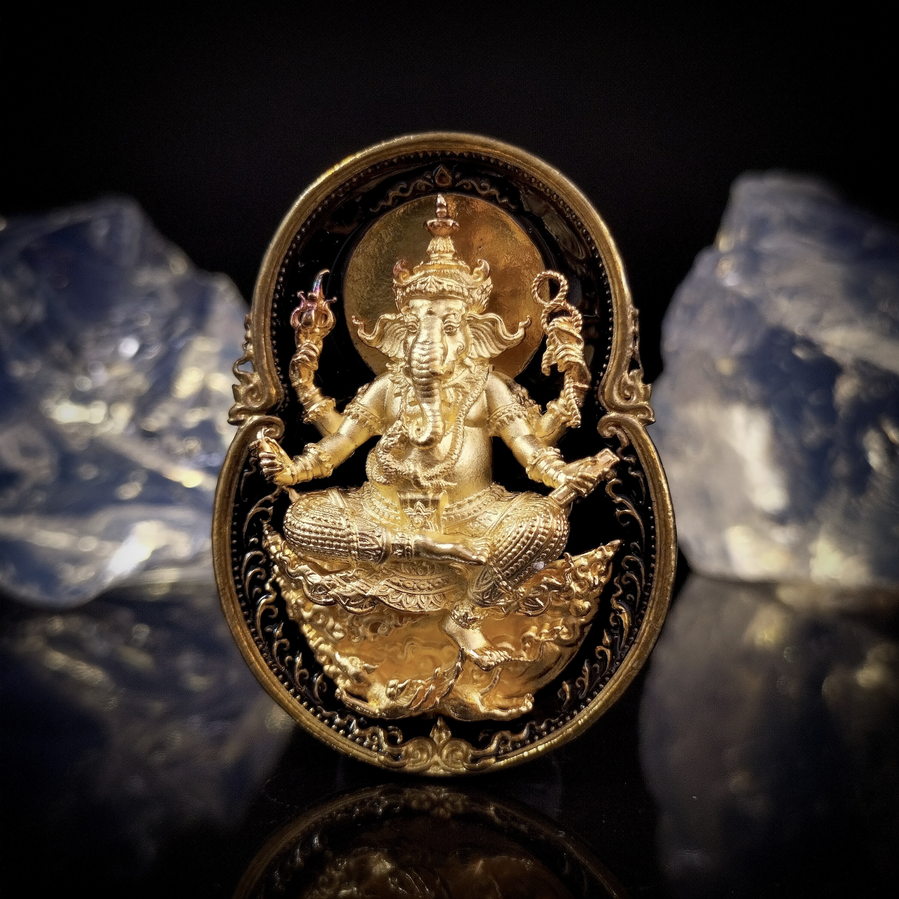 เหรียญพระพิฆเนศ รุ่น สุข สำเร็จ รวย เนื้อทองระฆังพ่นทราย ลงยาดำ