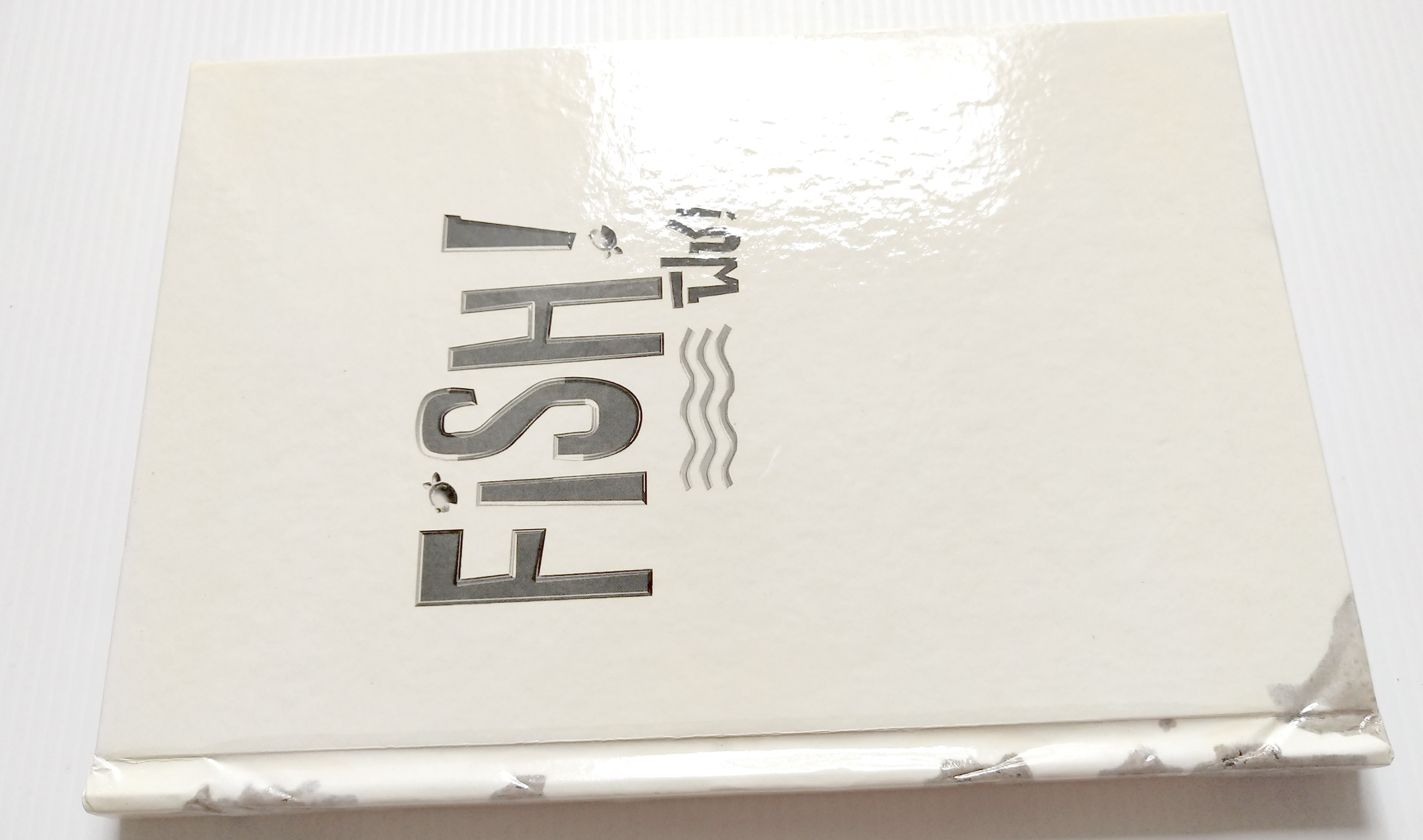 หนังสือขายดีที่อ่านแล้ววางไม่ลง***มีตำหนิตามภาพ พิชเทล Fish Tale ปาฏิหาริย์แห่งความสำเร็จพัฒนาความสุขให้กับชีวิต ”ด้วยเรื่องหวานๆ คาวๆ จากตลาดปลาซีแอตเติ้ล ที่จะทำให้คุณตกหลุมรักงานที่คุณทำทุกๆ วัน ไม่ว่ามันจะเป็นงานที่หนักหน่วงหรือน่าเบื่อขนาดไหน โดย สตี