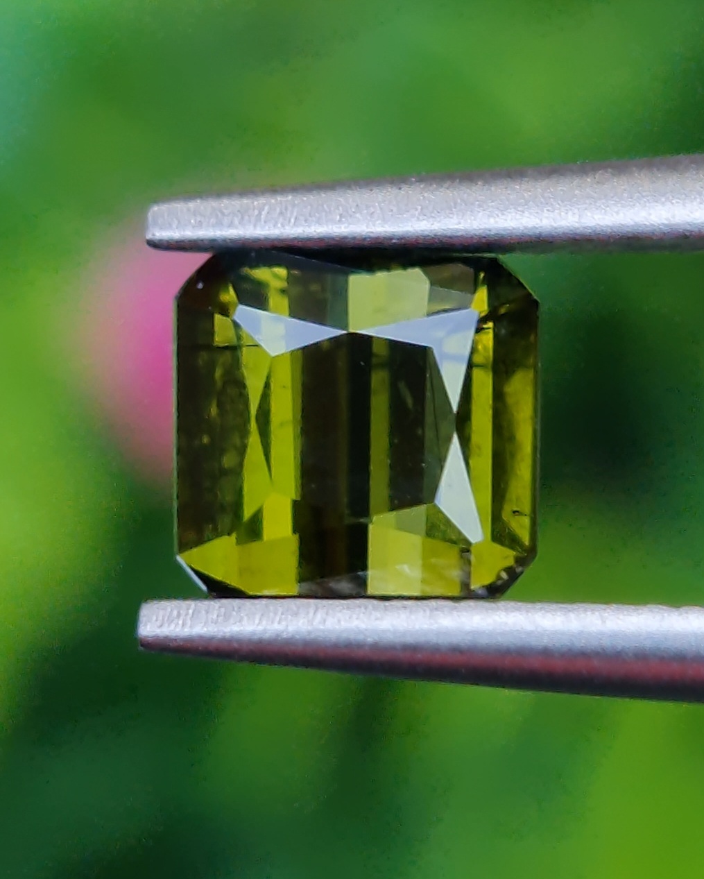 พลอย กรีน ทัวร์มารีน (Green Tourmaline) 0.96 กะรัต (Cts.) อัญมณีมงคลประจําวันเกิด เครื่องประดับพลอย