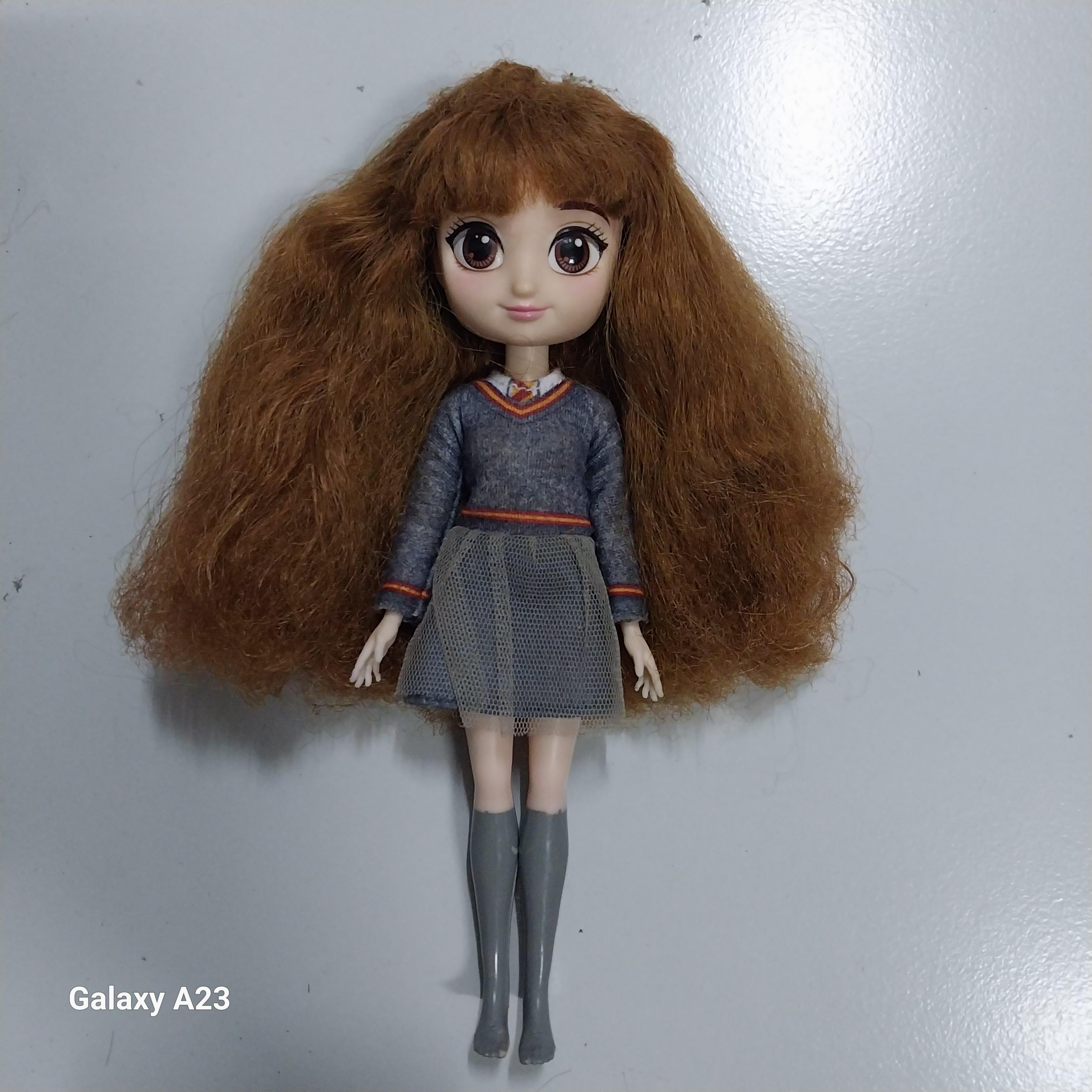 มี หลาย ภาพ ผมฟูช็อตบ้าง ตุ๊กตาเฮอร์ไมโอนี่ จาก Harry Potter ขนาดประมาณ 8 นิ้ว ผมฟู ไม่มีรองเท้า บริเวณถุงเท้ามีรอย สีลอดตามภาพ ของแท้