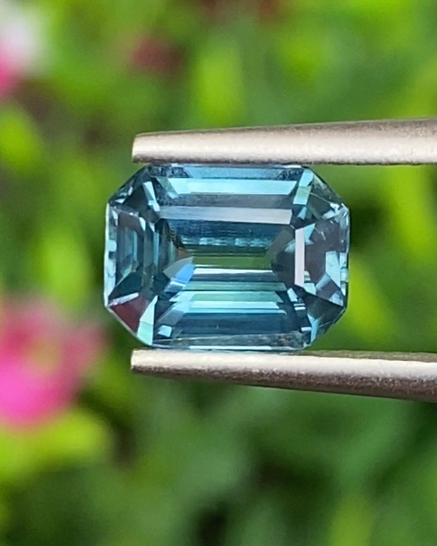 พลอย เพทาย (Zircon) 2.38 กะรัต (Cts.) พลอยแท้ อัญมณีมงคลประจําวันเกิด เครื่องประดับพลอย