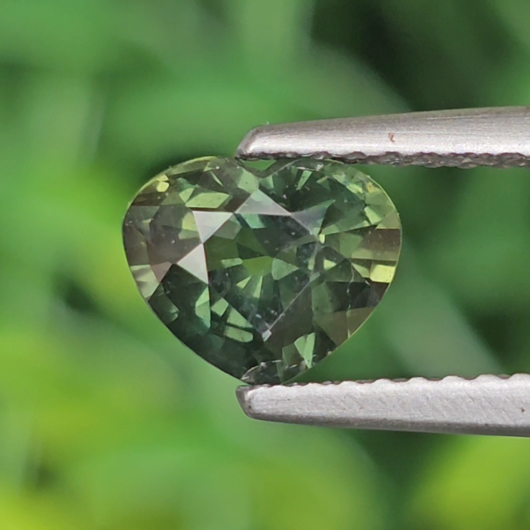 พลอย เขียวส่อง Green Sapphire 1.20 กะรัต (Cts.) พลอยแท้ อัญมณีมงคลประจําวันเกิด เครื่องประดับพลอย