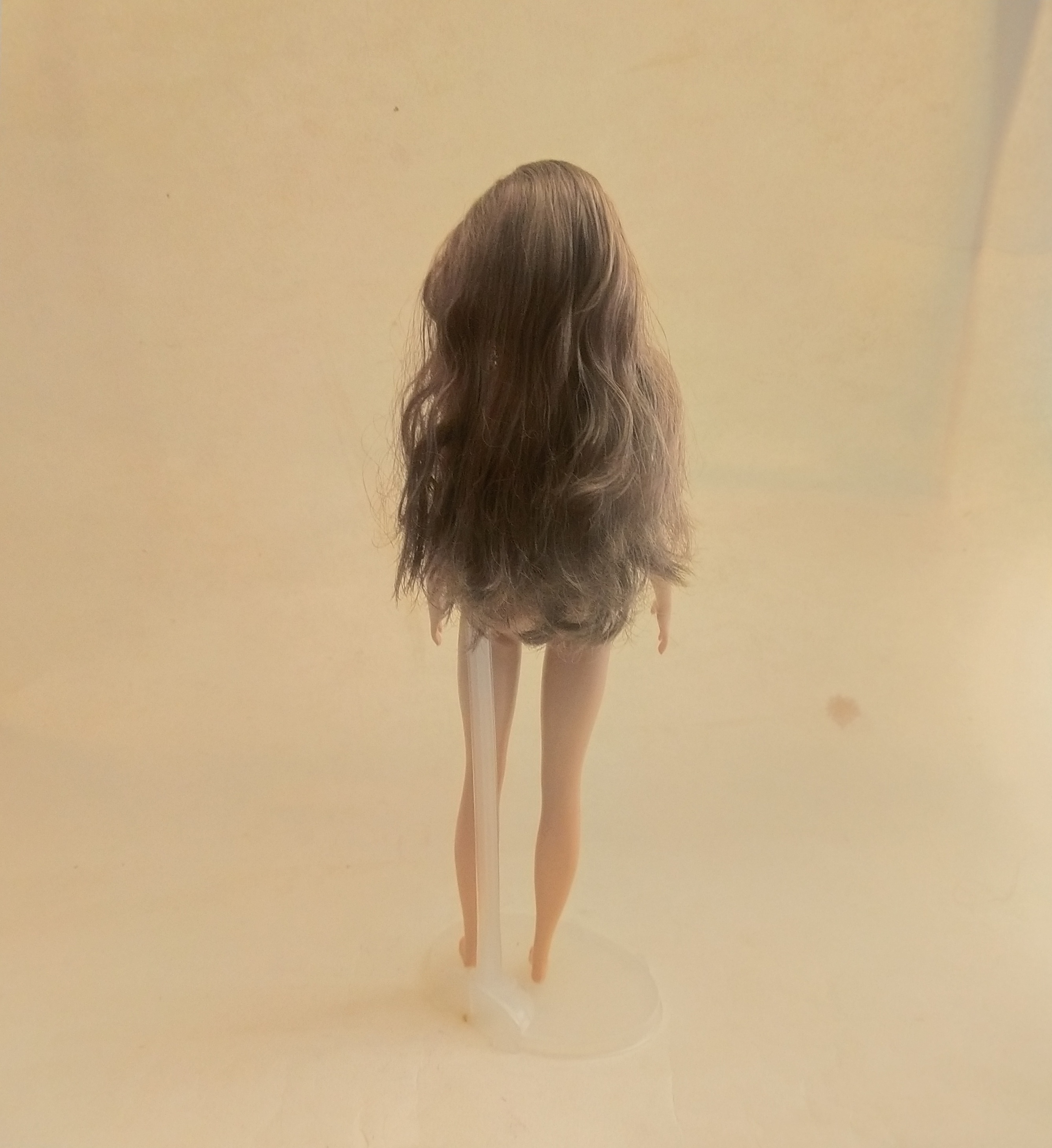 ตุ๊กตาบาร์บี้ **มีรอยบ้างที่ท้อง, ตุ๊กตาขาแข็งไม่ได้ รุ่นอกแบนไม่มีเอว ผมยาวสลวย ผิวเข้ม 2018 Mattel Indonesia