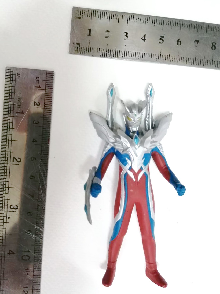 ซอฟ 4 นิ้ว อุลตร้าแมน ซีโร่ รุ่นสวมเกราะ ค่อนข้างหายากไม่พบบ่อย มือสองสภาพดีมีรอยบ้าง