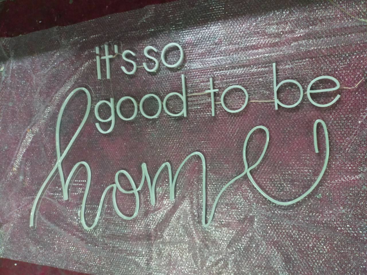 ป้ายไฟ LED แสงสีขาว ตัดกัสีวอม วางบนอคิลิคใส 3 mm.