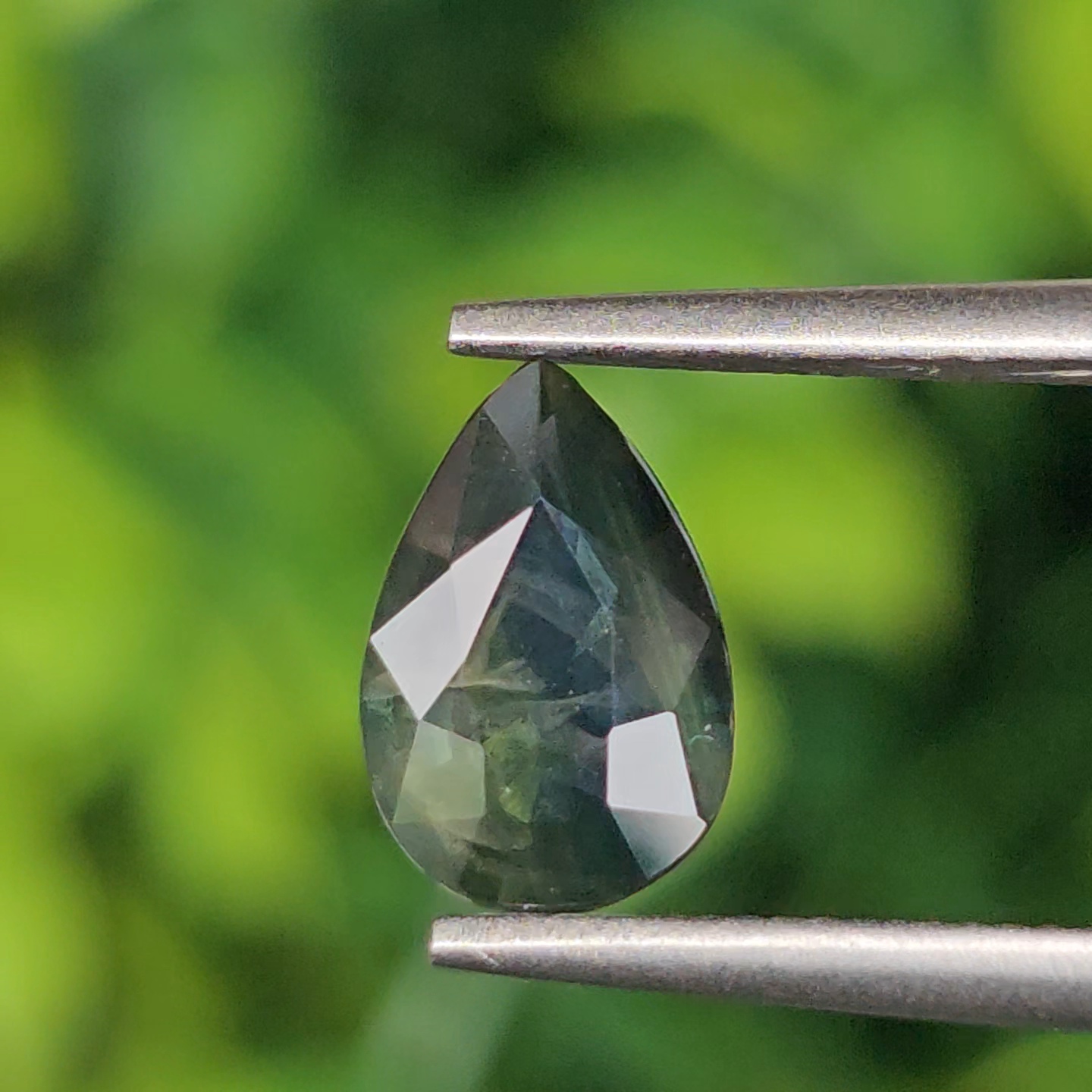 พลอย เขียวส่อง Green Sapphire 1.22 กะรัต (Cts.) ดิบ (Unheated) พลอยแท้ อัญมณีมงคลประจําวันเกิด เครื่องประดับพลอย