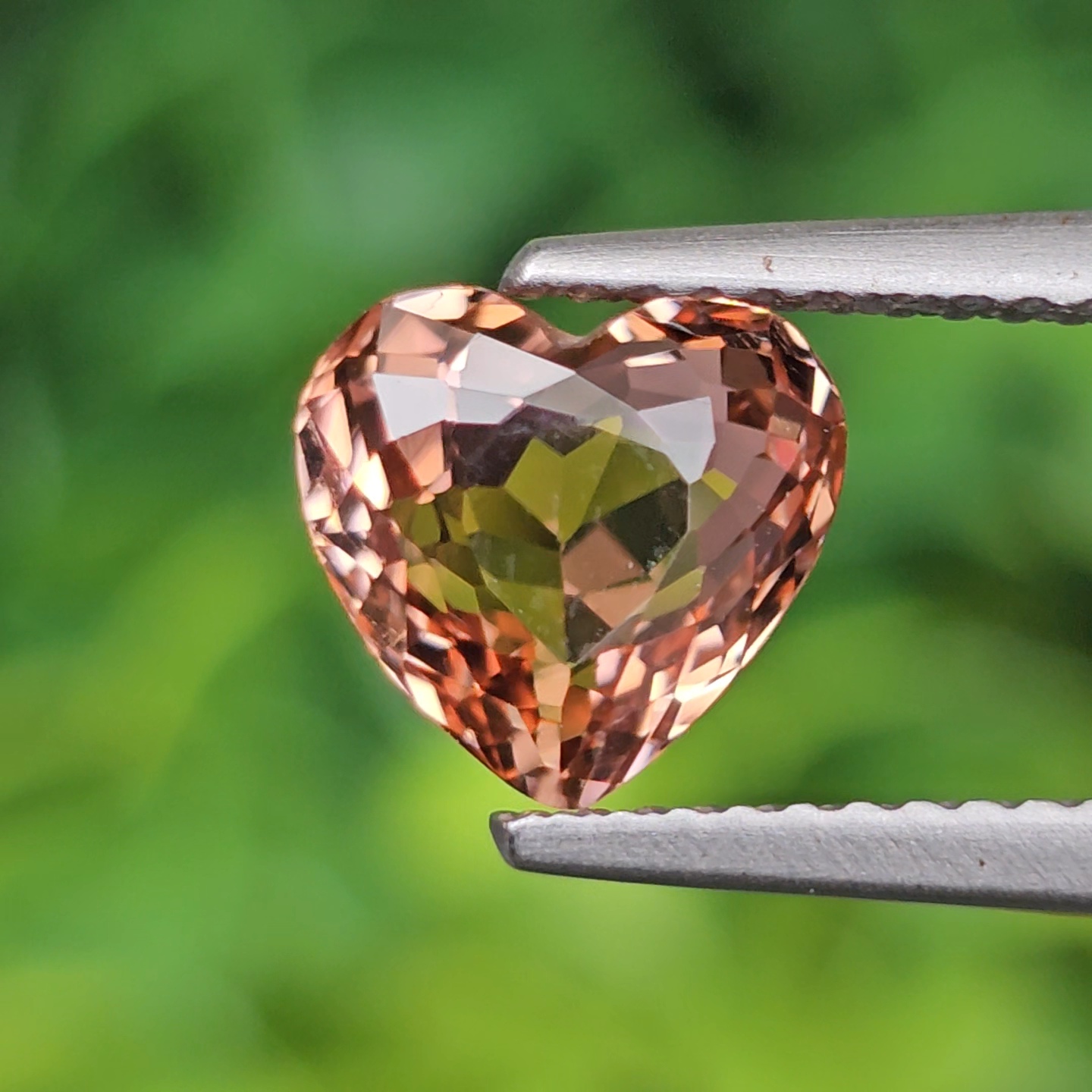 พลอย ทัวร์มาลีน Tourmaline 2.02 กะรัต (Cts.) ลอยแท้ อัญมณีมงคลประจําวันเกิด เครื่องประดับพลอย