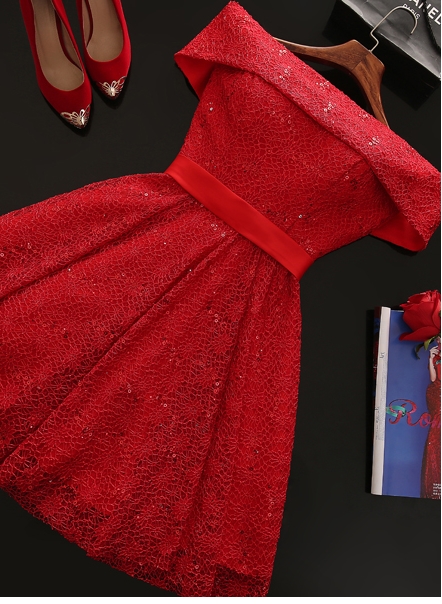 Pre-order ชุดราตรีสั้น แบบไหล่ปาด ผ้าลูกไม้ ปัดเลื่อม กระโปรงสั้น พร้อมโบว์ เชือกผูกหลัง