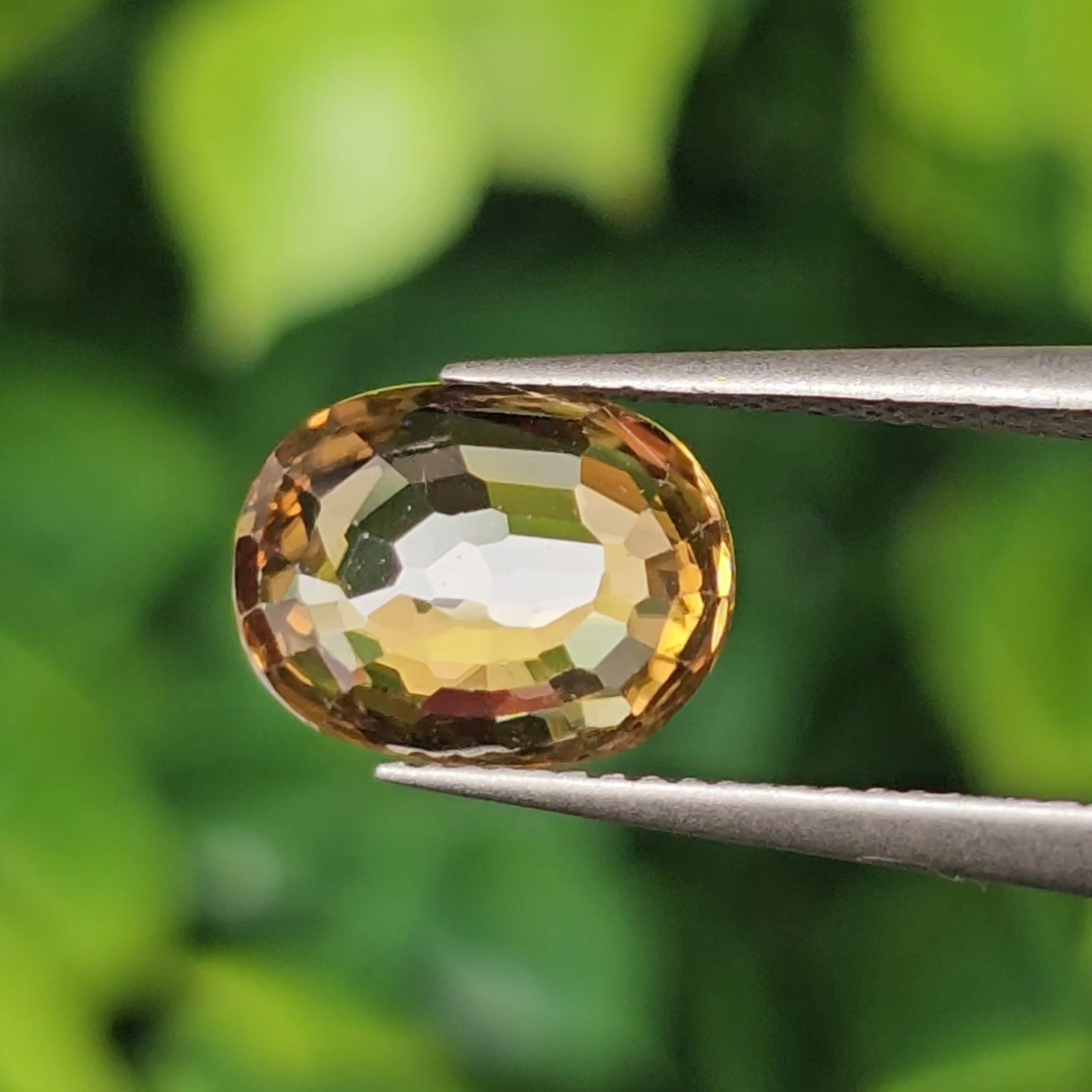 พลอย เพทาย (Zircon) 2.40 กะรัต (Cts.) พลอยแท้ อัญมณีมงคลประจําวันเกิด เครื่องประดับพลอย