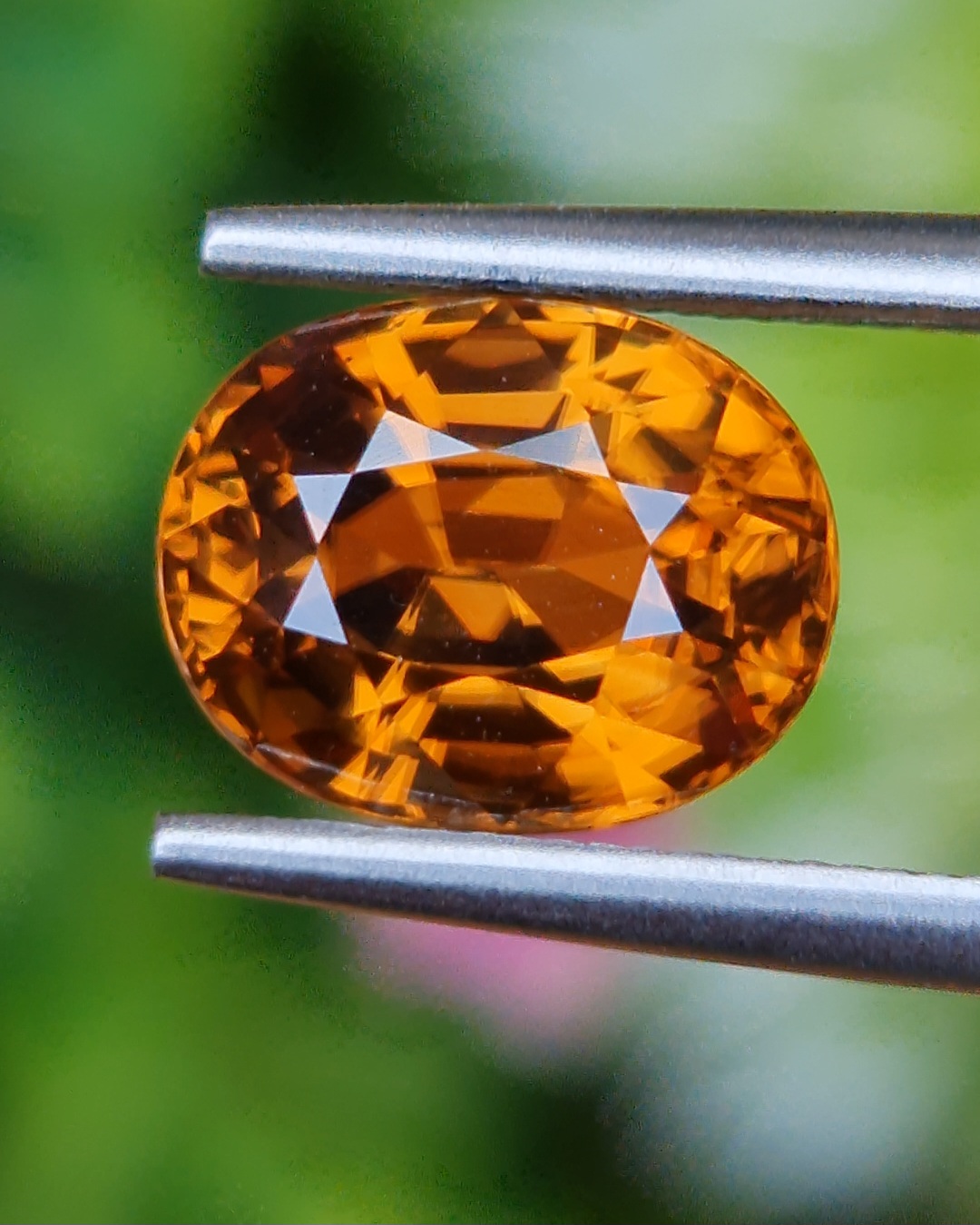 พลอย เพทาย (Zircon) 4.02 กะรัต (Cts.) ดิบ (Unheated) พลอยแท้ อัญมณีมงคลประจําวันเกิด เครื่องประดับพลอย
