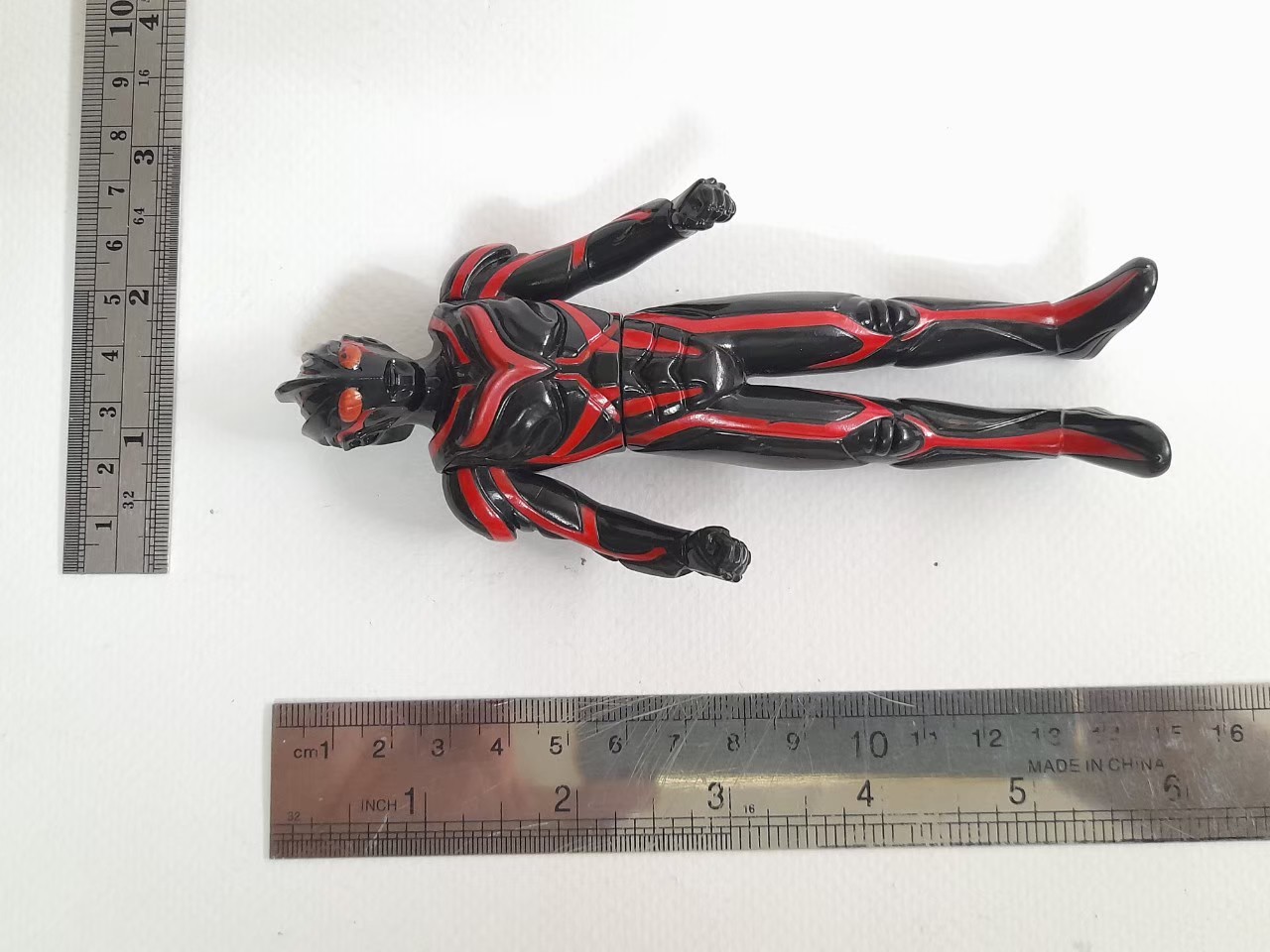 ซอฟ 5-5.5 นิ้ว ดาค์คซากิ จากอุลตร้าแมนเนกซัส ขนาดตามรูปมือสองสภาพดีมีรอยบ้าง มีปั๊ม