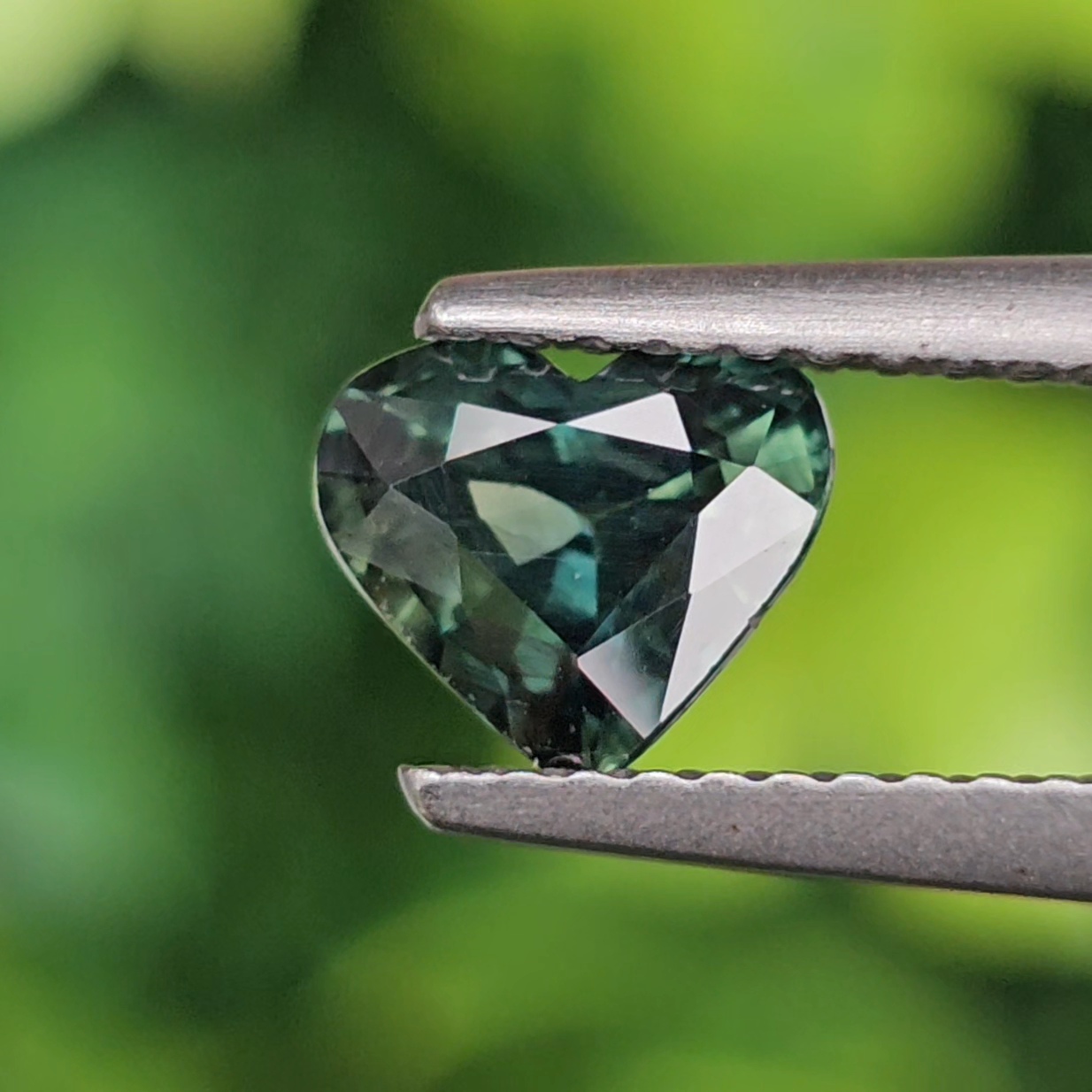 พลอย เขียวส่อง Green Sapphire 1.11 กะรัต (Cts.) พลอยแท้ อัญมณีมงคลประจําวันเกิด เครื่องประดับพลอย