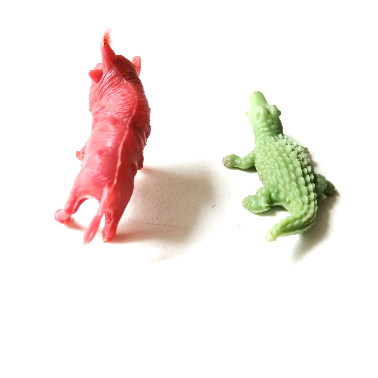 ตุ๊กตุ่นแอ๊นท์ถุงถั่ว รูปสัตว์ จระเข้ และ วัวกระทิง ขนาด 2.5 นิ้ว สีเขียว และแดง งานเก่าหายาก สภาพดี