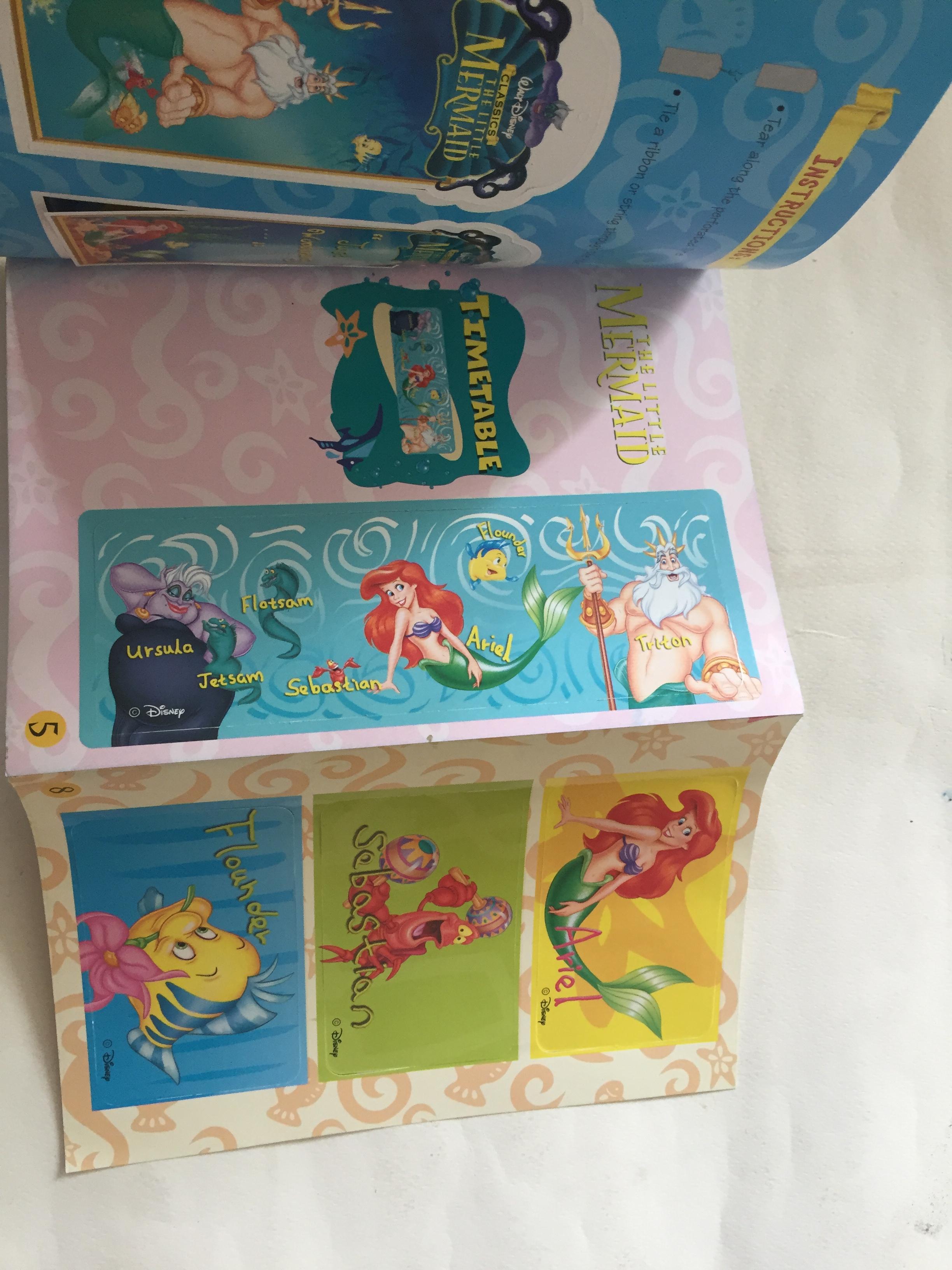 มีหลายภาพ, มีตำหนิ โปรดดูทุกภาพ, สมุดภาพเจ้าหญิงเงือกน้อยแอเรียล, the Little Mermaid ขนาด 19 cm, เป็นสมุดภาพการ์ด ที่คั่นหนังสือ ป้ายสมุดโทรศัพท์การ์ดอวยพรวันเกิดตัวแขวนโทรศัพท์มือถือเป็นกระดาษสแตนดี้และภาพระบายสี เป็นภาพเงือกน้อยแอเรียล Little Mermaid