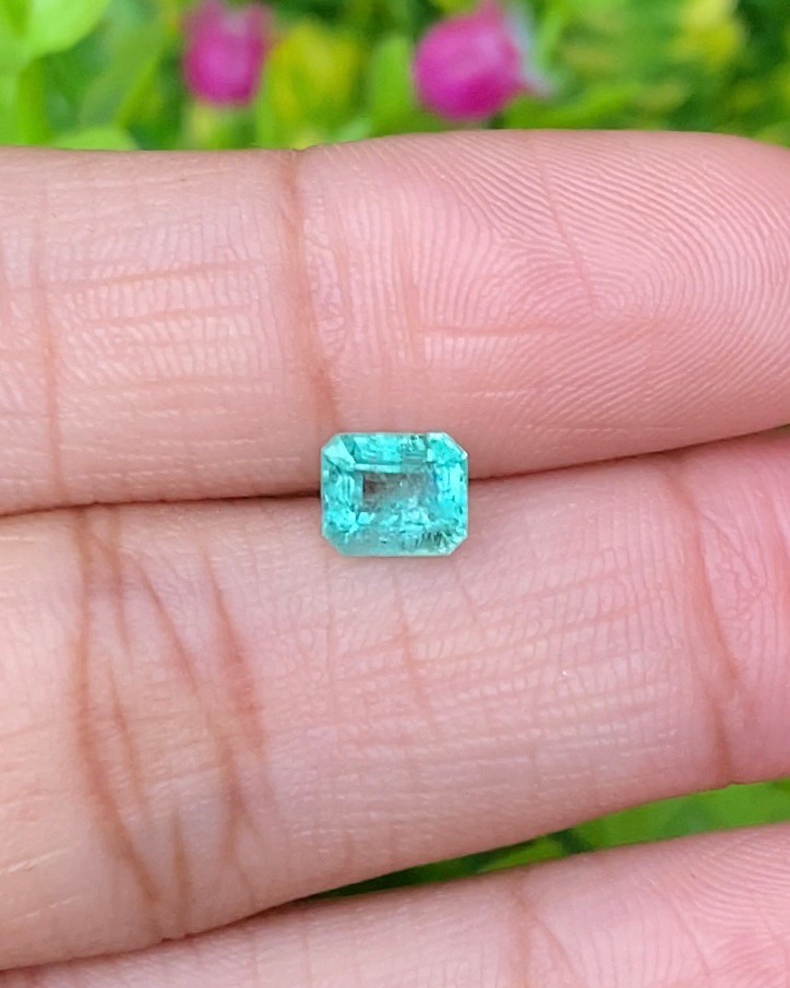 พลอย มรกต Natural Emerald แซมเบีย 0.87 กะรัต (Cts.) พลอยแท้ อัญมณีมงคลประจําวันเกิด เครื่องประดับพลอย