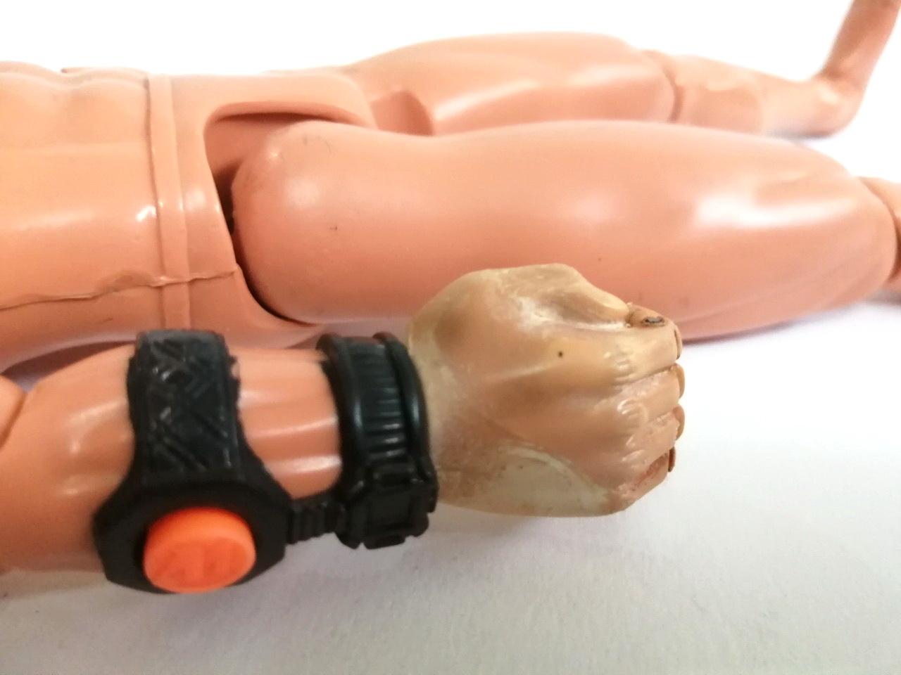 ตุ๊กตาผู้ชายทหารสำหรับใส่ชุดผ้า แอคชั่นฟิคเกอร์ Action Man Van Hasbro 1996 ,Met Schethand _Military Pak ขนาด30 ซม. งานของ HASBRO ขยับข้อต่อได้ทุกส่วน ส่วนมือขวามีสปริงกดแล้วขยับนิ้วมือได้ **สีมีตำหนิ ตามภาพ ข้อต่อยังแน่นแข็งแรง แอคชั่นโพสได้ไม่มีหลวม งานเ