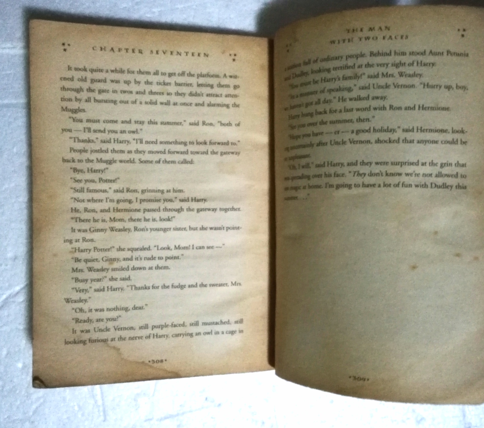 หนังสือเก่า มีรอยชำรุดตามภาพ, ฉบับภาษาอังกฤษ Harry Potter and the sorcerer's Stone แฮร์รี่พ็อตเตอร์กับศิลาอาถรรพ์