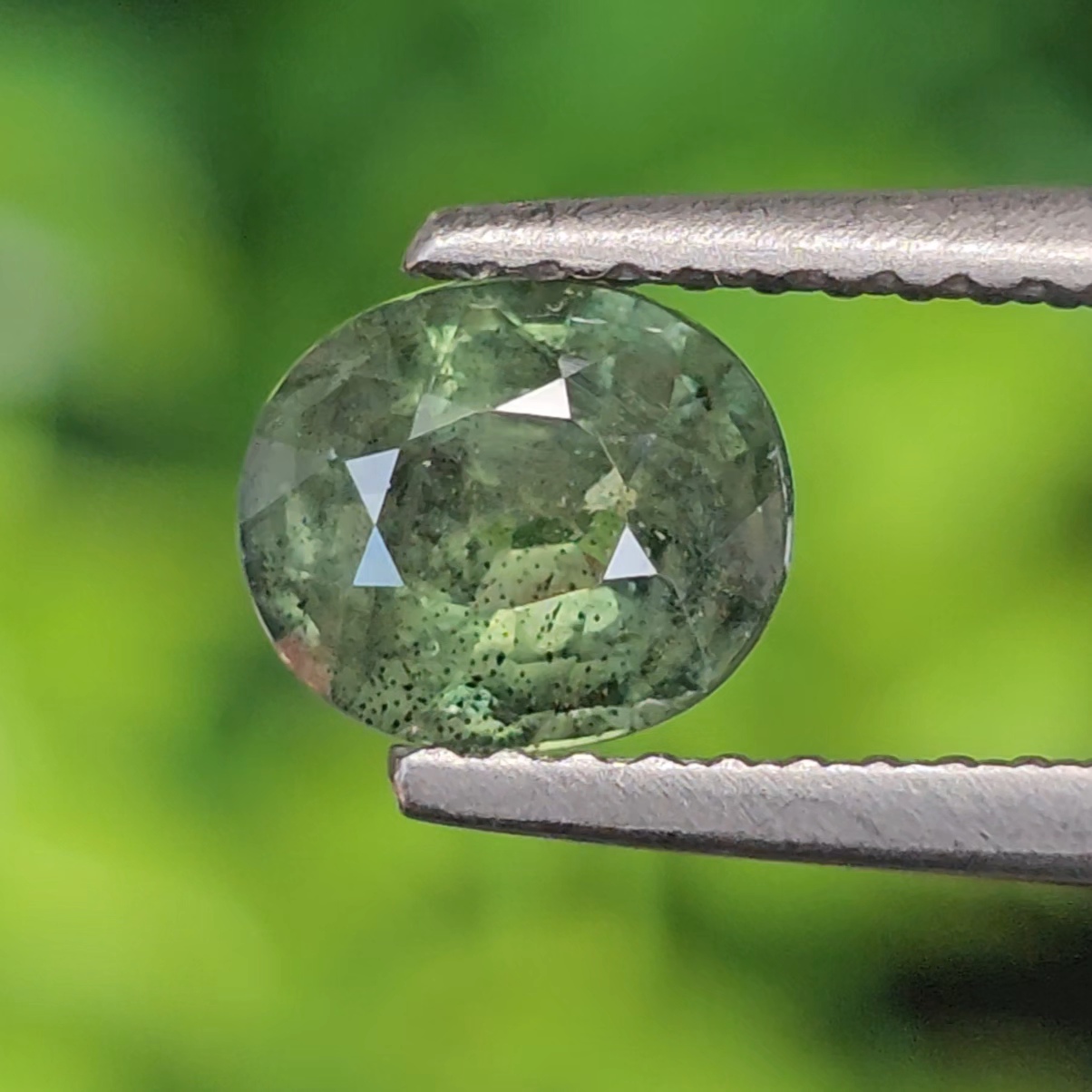 พลอย เขียวส่อง Green Sapphire 1.16 กะรัต (Cts.) พลอยแท้ อัญมณีมงคลประจําวันเกิด เครื่องประดับพลอย