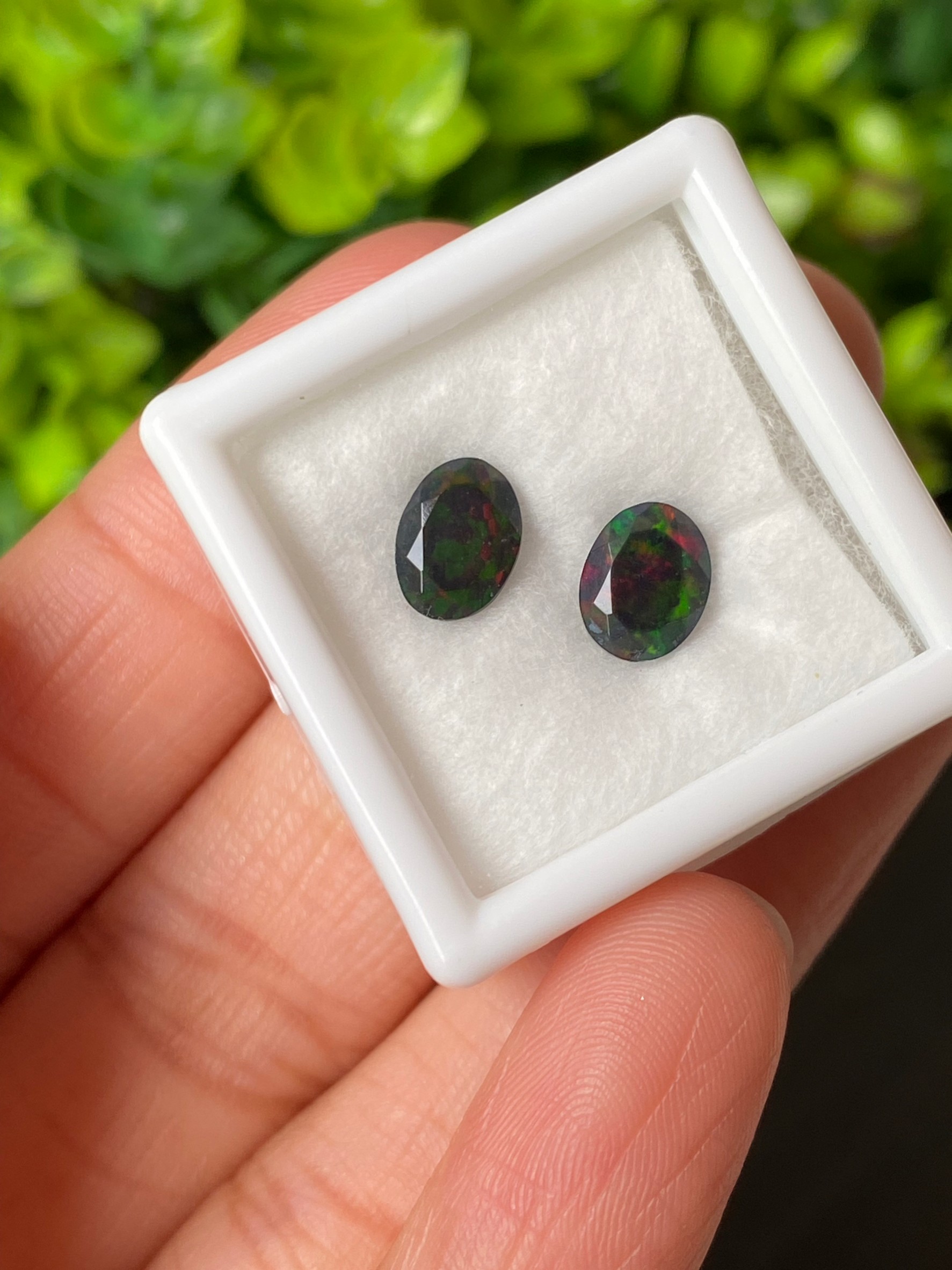 พลอย แบล็ก โอปอล Black Opal 1.22 กะรัต (Cts.) 2 เม็ด (Pcs.) พลอยแท้ อัญมณีมงคลประจําวันเกิด เครื่องประดับพลอย