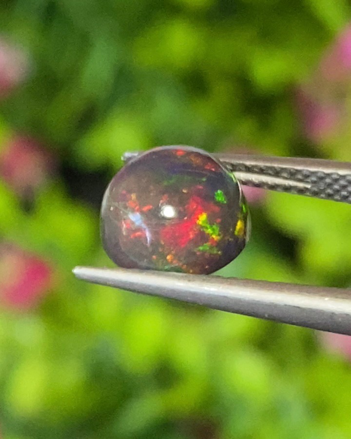 พลอย แบล็ก โอปอล Black Opal 1.95 กะรัต (Cts.) พลอยแท้ อัญมณีมงคลประจําวันเกิด เครื่องประดับพลอย