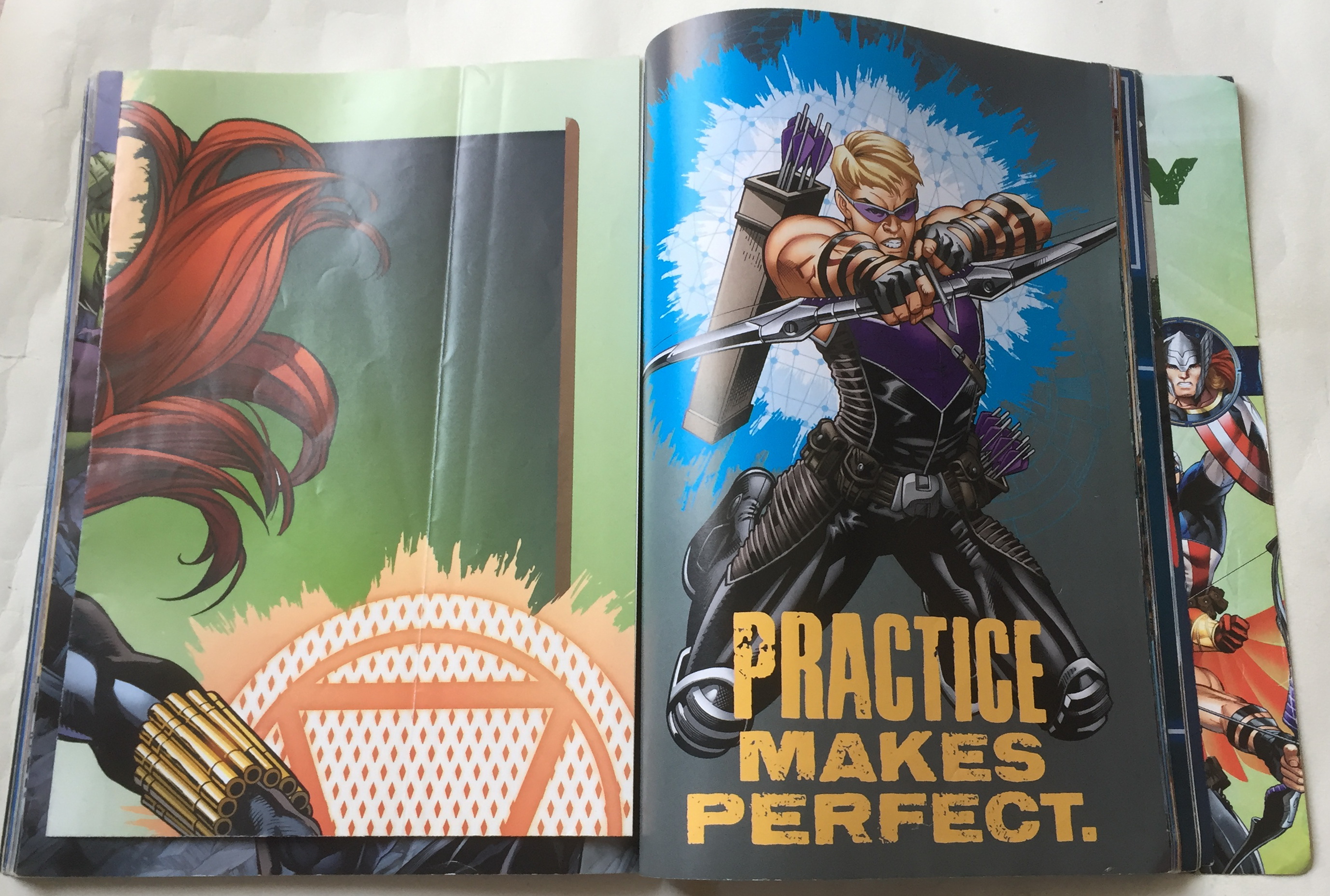 มีหลายภาพ, Marvel Assemble in Action หนังสือภาพการ์ตูนสีทั้งเล่ม Marvel Comic Marvel Poster-A-Page ฉบับภาษาอังกฤษพร้อมโปสเตอร์ในเล่ม