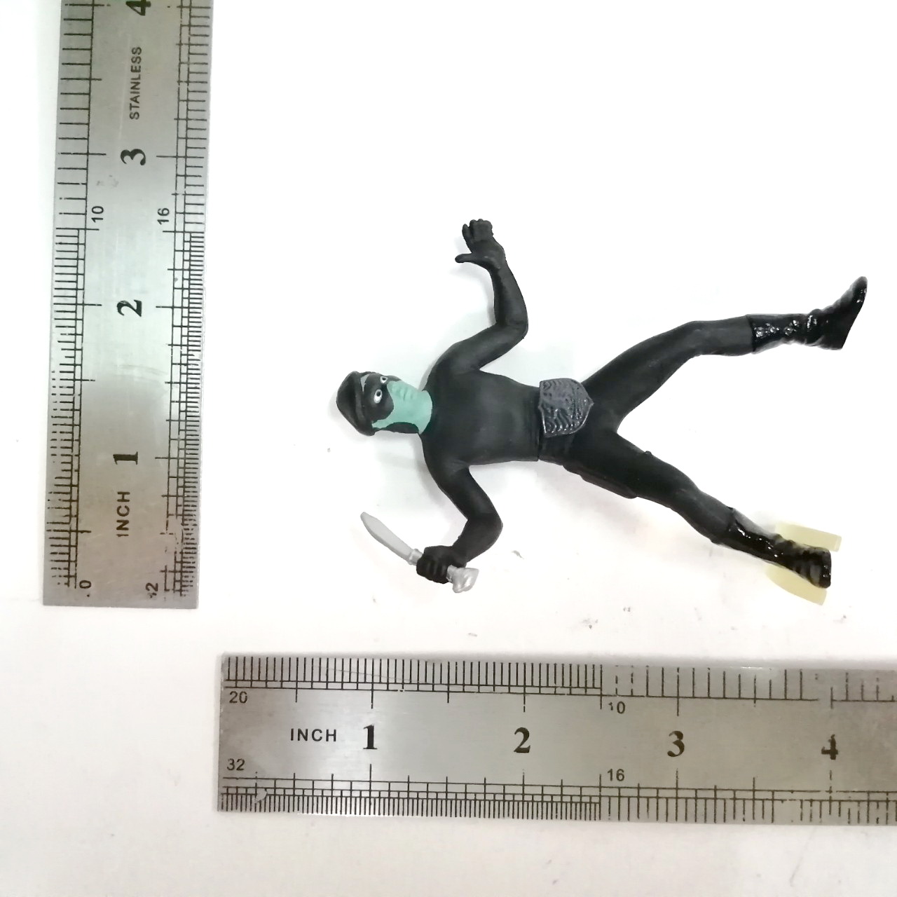 กาชาปอง กีกี้ลูกสมุนจากองค์การช้อคเกอร์จาก ไรเดอร์1 รุ่นหน้าเขียว หมวกเบเร่ต์ขนาดตามภาพ มีฐานน้ำแข็ง สภาพดี