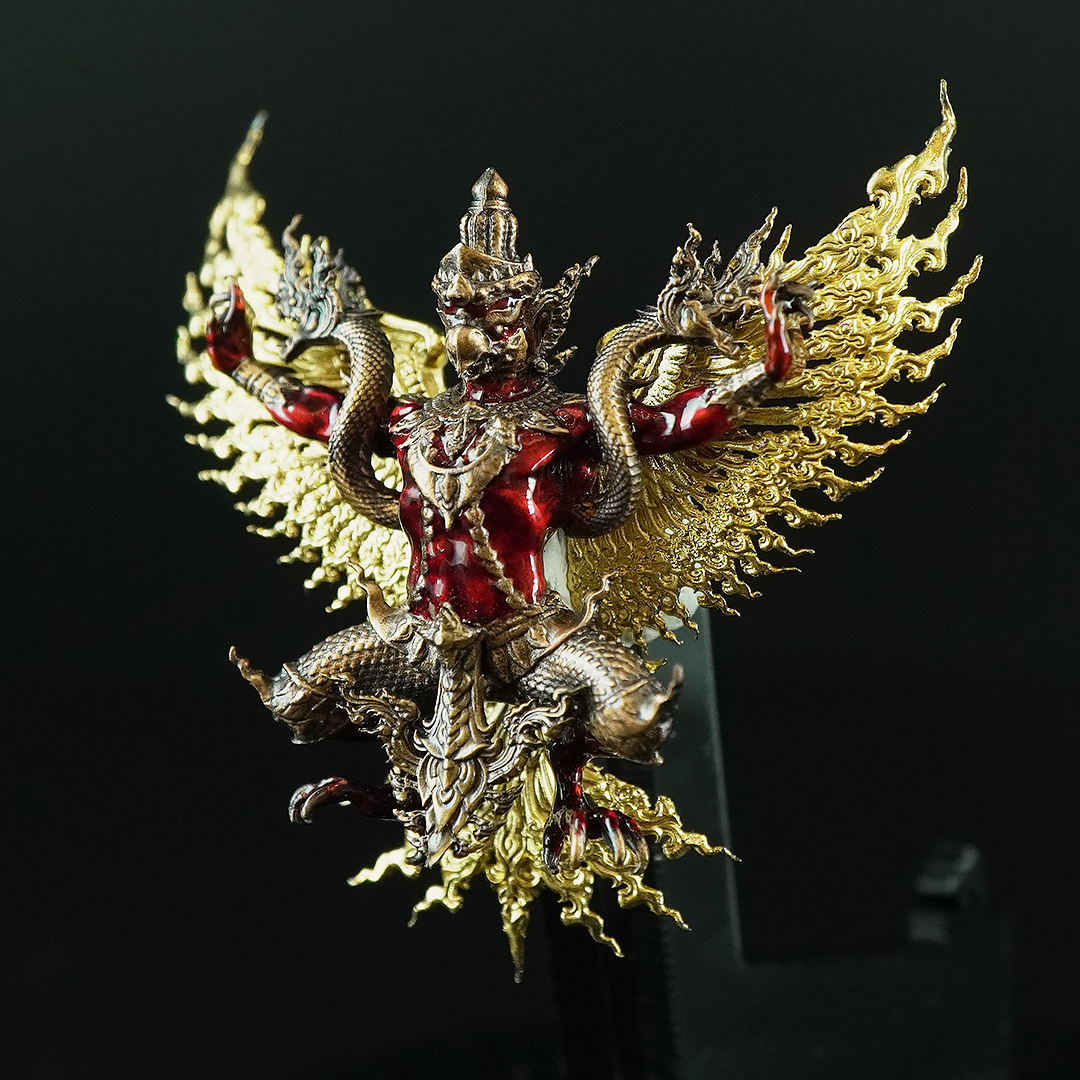 พญาครุฑพิษฐาน รหัส 6 เนื้อนวะรมซาตินลงยากายแดง ปีกชุบทองแท้