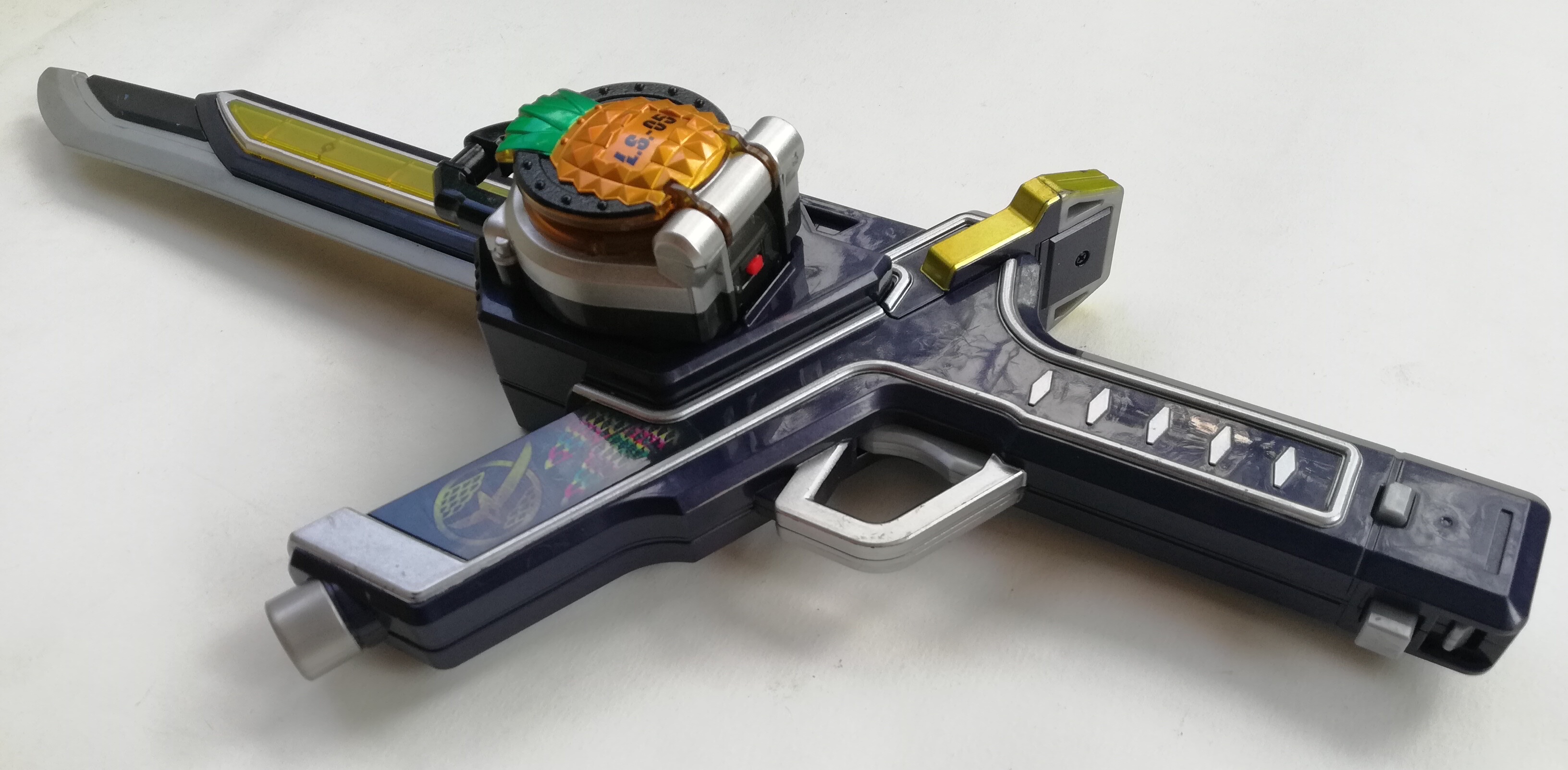 ดาบ-ปืน มุโซเซเบอร์ ปืนดาบของไรเดอรไกมุ สามารถเล่นกับล็อกซี๊ด ผลไม้ไกมุได้ทุกลูก แถมพายแอปเปิ้ล ล็อกซี๊ด 1ลูก **ใส่ถ่านแล้ว เล่นได้ปกติ มีเสียง สินค้ามีตำหนิโปรดตรวจสอบทุกภาพ