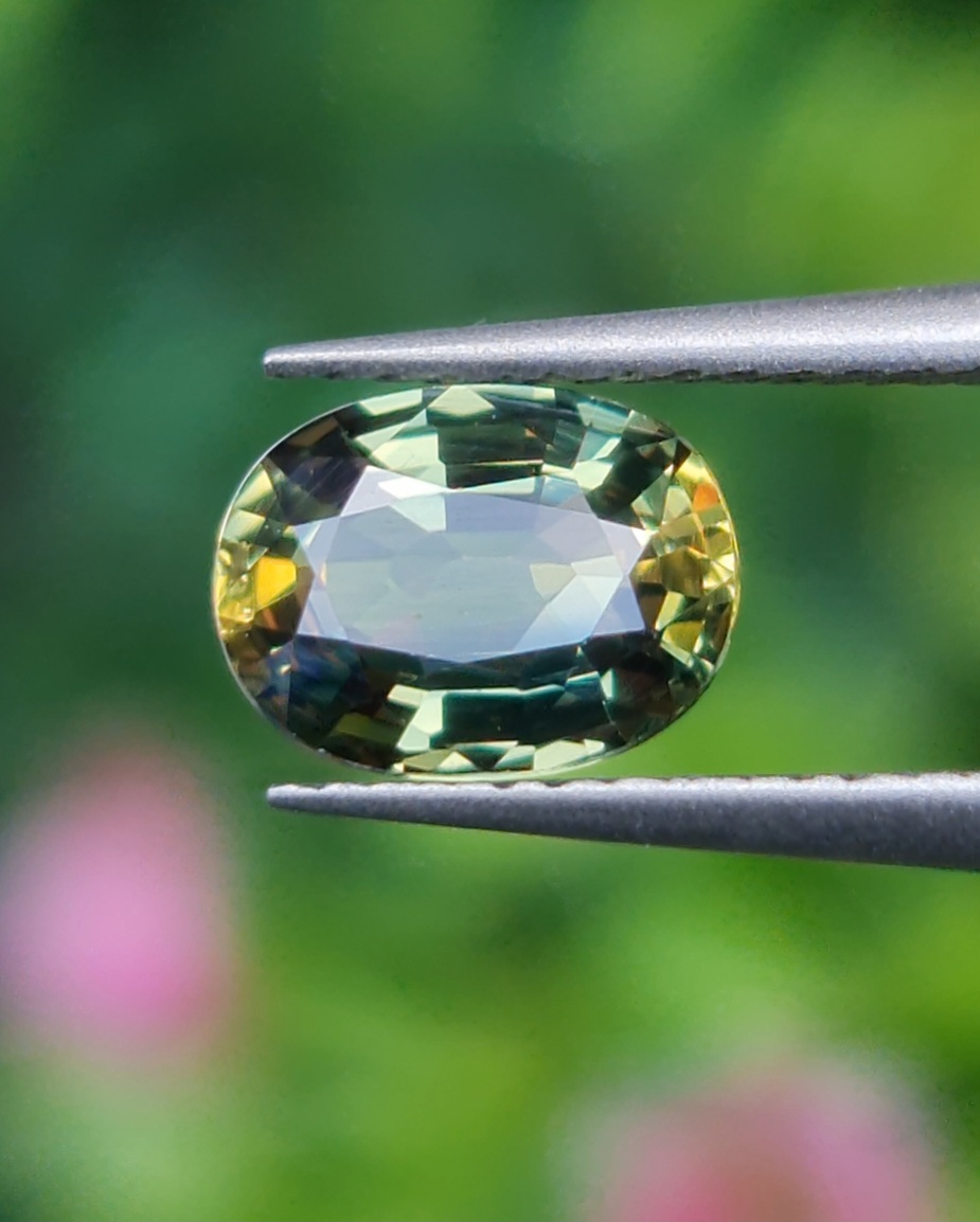 พลอย แซฟไฟร์ 3 สี Tri-Color Sapphire 0.95 กะรัต (Cts.) ดิบ Unheated พลอยแท้ อัญมณีมงคลประจําวันเกิด เครื่องประดับพลอย