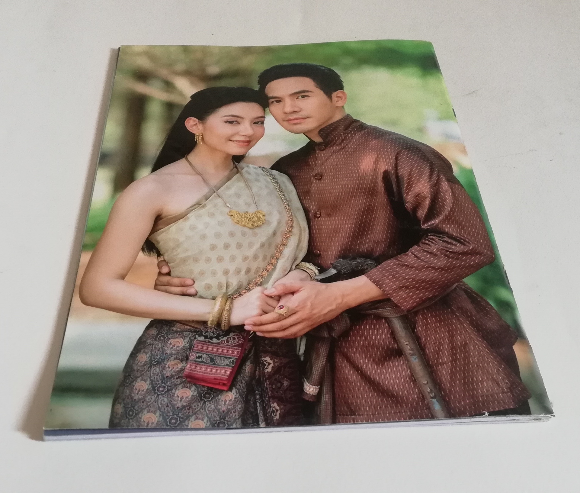 นิตยสารเก่าจากสยามดารา ละครทีวี บุพเพสันนิวาสฟีเวอร์ (1) สุดฟิน ช็อตเด็ด ซีนหวาน ทะลุมิติเรื่องจริงแผ่นดินพระนารายณ์ ภูมิทัศน์กรุงศรีอยุทธยา โอ่อ่าสง่างามเกินบรรยาย ต้องไม่พลาดมนต์ขลัแหล่งท่องเที่ยว ตามรอยบุพเพสันนิวาส