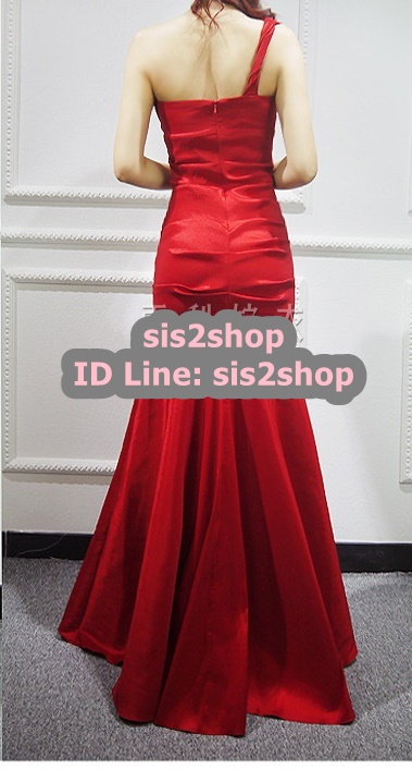 พร้อมส่ง ชุดราตรียาว เกาะอก ไหล่เดียว ทรงหางปลา ผ้าแพรยืดตามตัว แหวกหน้าขา สีแดง