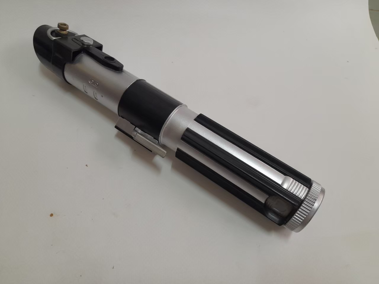 ดาบ ไลท์เซเบอร์ ของ ดาร์ธเวเดอร์ สีแดง ดาบยืดหดได้ มือสองสภาพดีมีรอยบ้าง ขนาดตามรูป