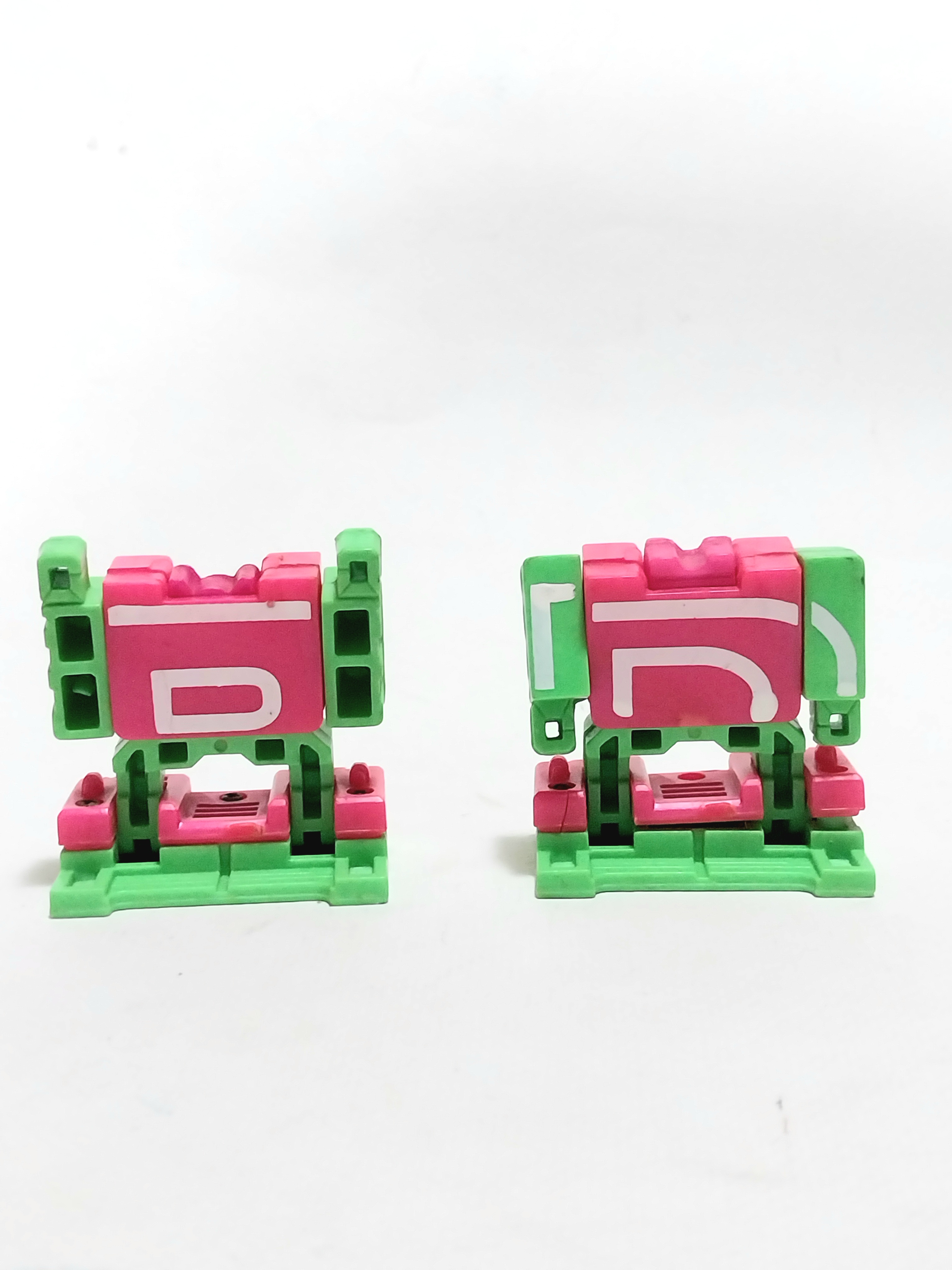 หุ่นยนต์ตัวอักษร PและB ขนาดตามภาพ