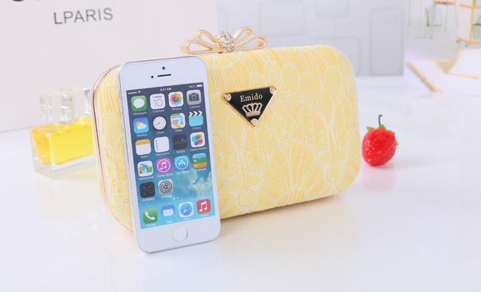 Evening Clutch กระเป๋าออกงาน Emido ทรงสี่เหลี่ยม แบบลูกไม้เรียบหรู สีขาว จุกเปิดเก๋ๆรูปโบว์มีเพชร มาพร้อมสายสะพายยาว