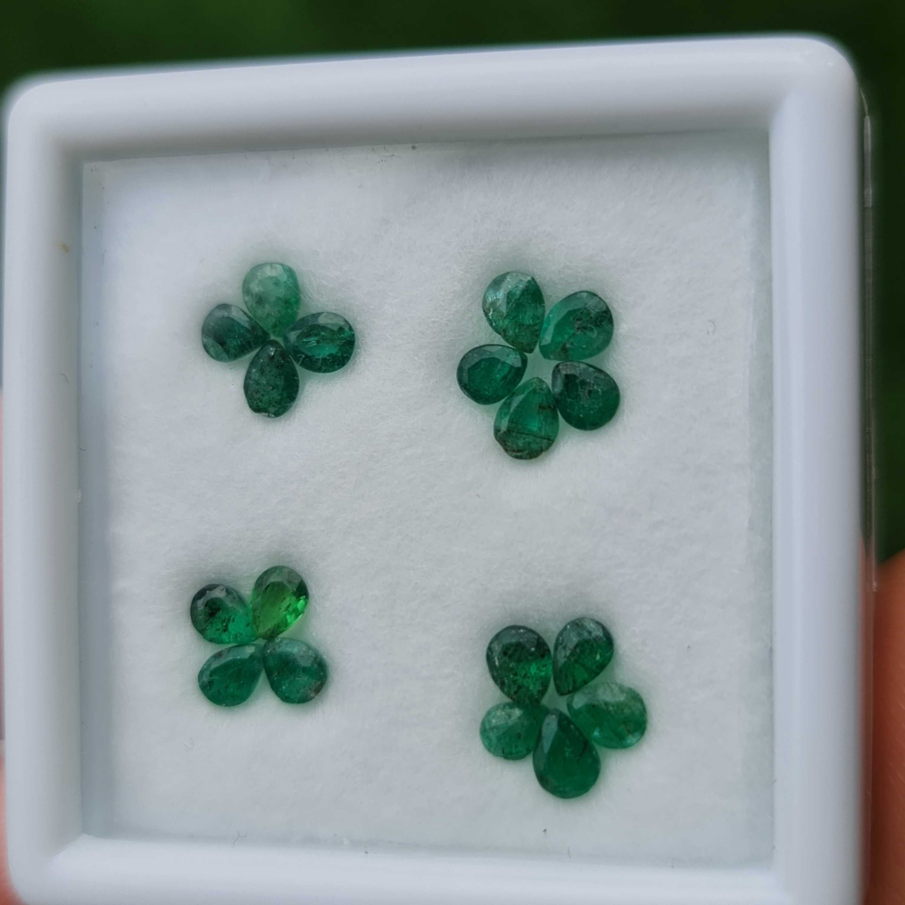 พลอย มรกต Natural Emerald แซมเบีย 2.28 กะรัต (Cts.) 18 เม็ด (pcs.) พลอยแท้ อัญมณีมงคลประจําวันเกิด เครื่องประดับพลอย