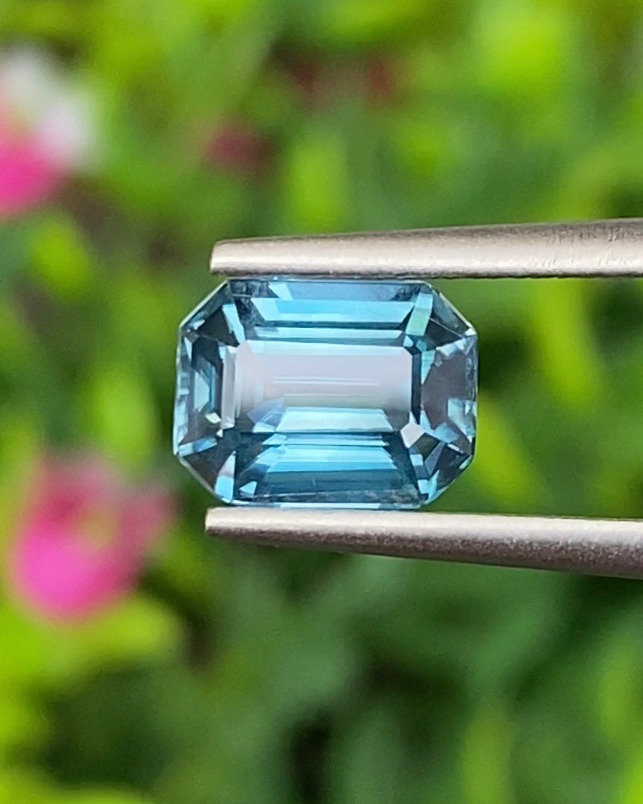 พลอย เพทาย (Zircon) 2.38 กะรัต (Cts.) พลอยแท้ อัญมณีมงคลประจําวันเกิด เครื่องประดับพลอย