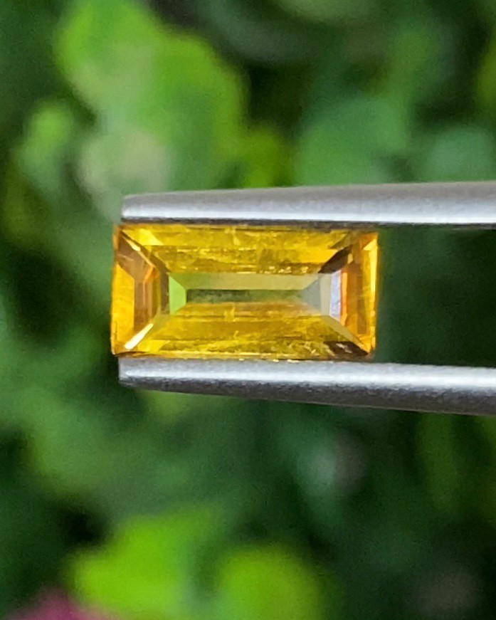 พลอย บุษราคัม Yellow Sapphire 1.04 กะรัต (Cts.) พลอยแท้ อัญมณีมงคลประจําวันเกิด เครื่องประดับพลอย