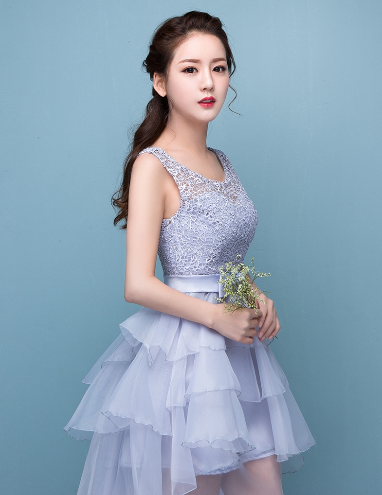 Pre-order ชุดราตรีสั้น หน้าสั้นหลังยาว แขนกุด คอกลม แต่งลูกไม้ช่วงอก คาดโบว์ที่เอว กระโปรงผ้าแก้วเป็นชั้น ๆ เชือกผูกหลัง