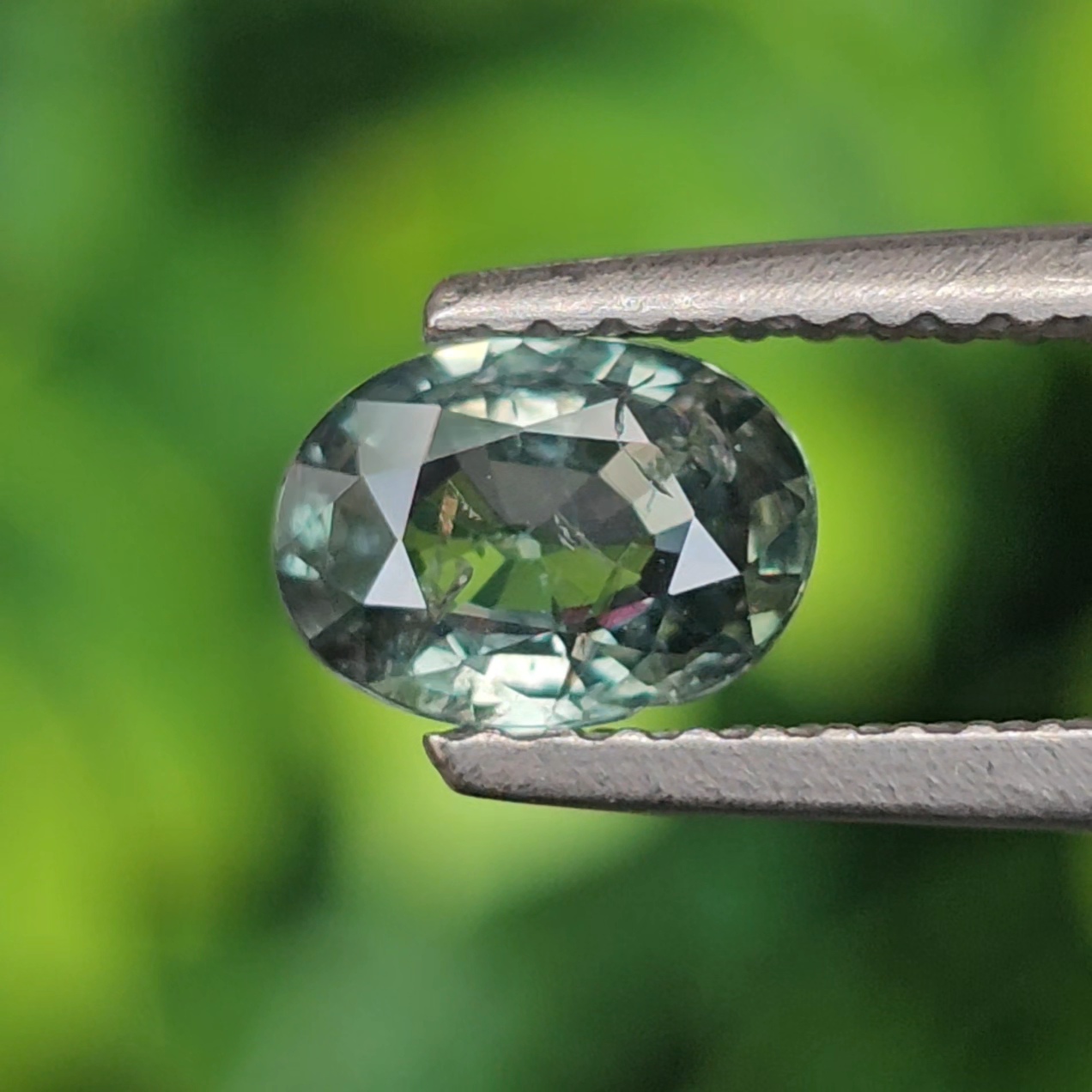 พลอย เขียวส่อง Blue-Green Sapphire 0.77 กะรัต (Cts.) ดิบ (Unheated) พลอยแท้ อัญมณีมงคลประจําวันเกิด เครื่องประดับพลอย