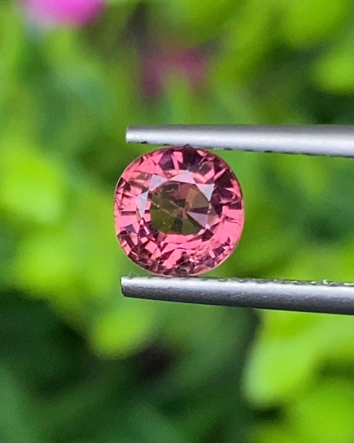 พลอย ทัวร์มาลีน Tourmaline 0.90 กะรัต (Cts.) พลอยแท้ อัญมณีมงคลประจําวันเกิด เครื่องประดับพลอย