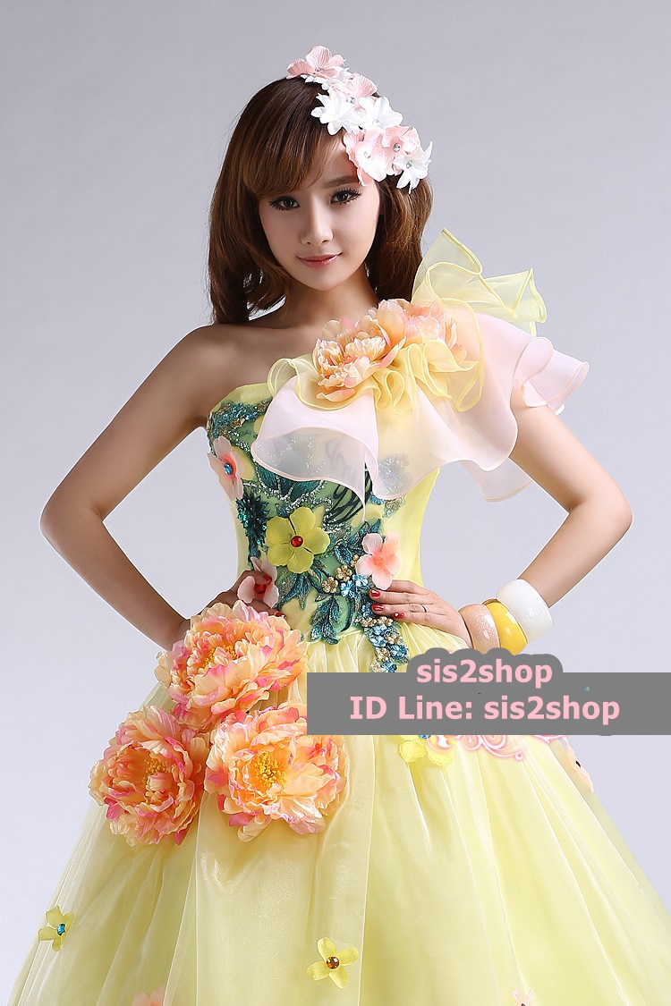 พร้อมเช่า ชุดแฟนซี ชุดราตรียาว สีเหลืองอ่อน ไหล่เฉียง แต่งระบายผ้าแก้ว และดอก Peony