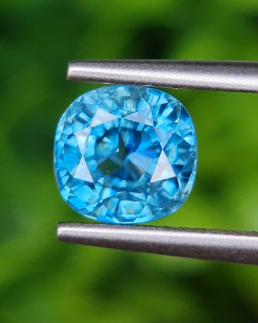 พลอย เพทาย (Zircon) 2.89 กะรัต (Cts.) พลอยแท้ อัญมณีมงคลประจําวันเกิด เครื่องประดับพลอย