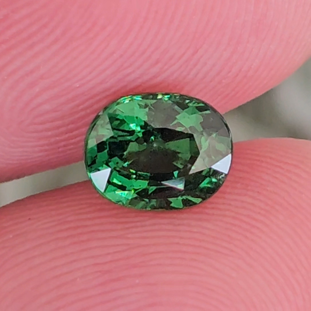พลอย ซาโวไรท์ Tsavorite Garnet 1.36 กะรัต (Cts.) ดิบ Unheated พร้อมใบเซอร์ อัญมณีมงคลประจําวันเกิด เครื่องประดับพลอย