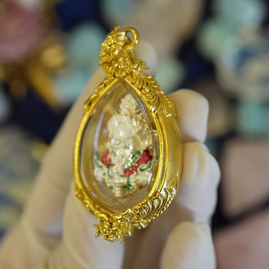 รูปหล่อลอยองค์ท้าวเวสสุวรรณโณ เนื้อบรอนซ์นอกชุบเงินลงยา พร้อมเลี่ยมกรอบเนื้อบรอนซ์ชุบทอง