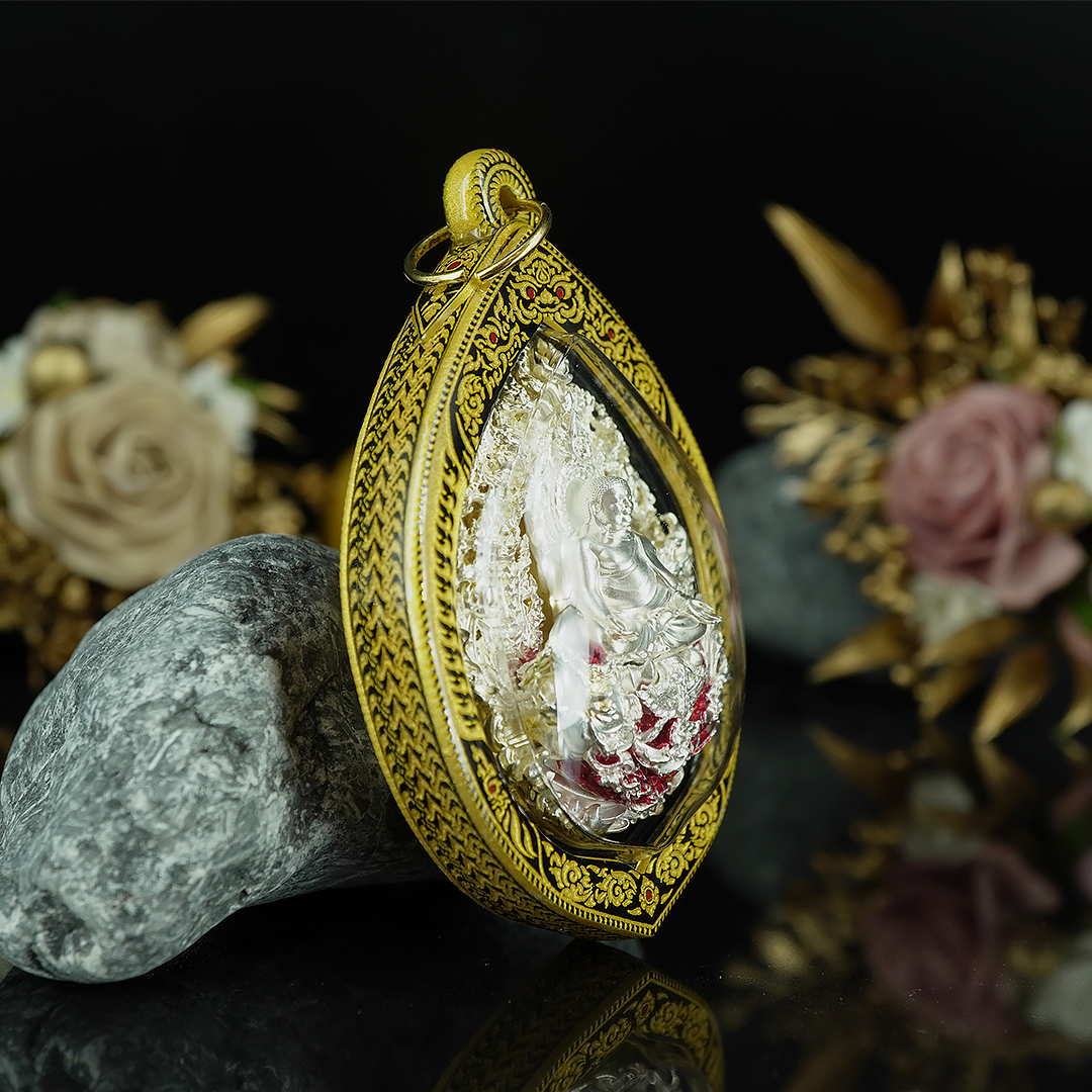 บริการเลี่ยมแบบมีลายขอบข้าง No.A สีทอง (แบบห้อยคอ ขนาดพระไม่เกิน 5 เซนติเมตร) ** ลูกค้าส่งงานมาเลี่ยมที่ร้าน ระยะเวลาเลี่ยมประมาณ 3-5 วัน ไม่รวมระยะเวลาจัดส่ง **