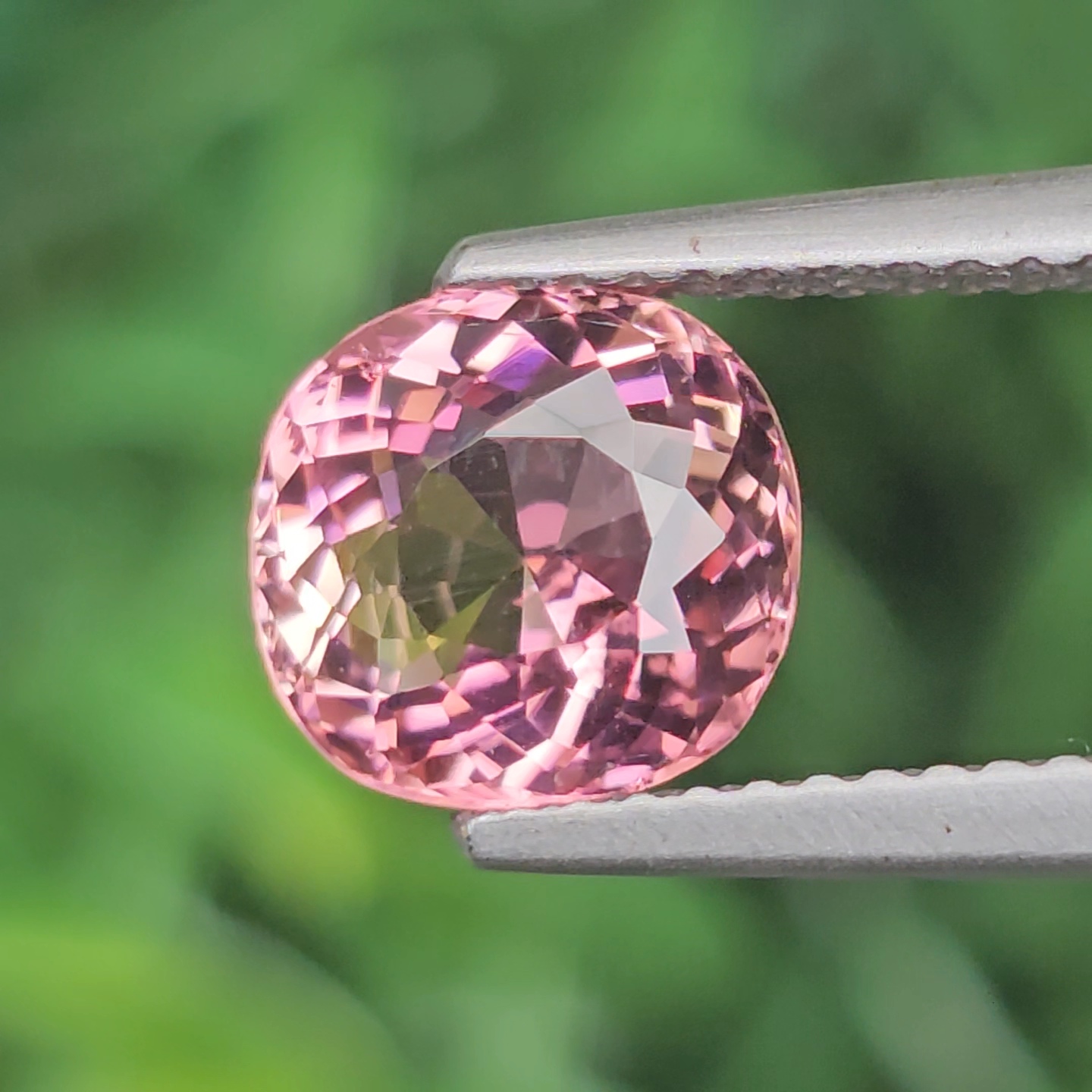 พลอย ทัวร์มาลีน Tourmaline 1.97 กะรัต (Cts.) พลอยแท้ อัญมณีมงคลประจําวันเกิด เครื่องประดับพลอย