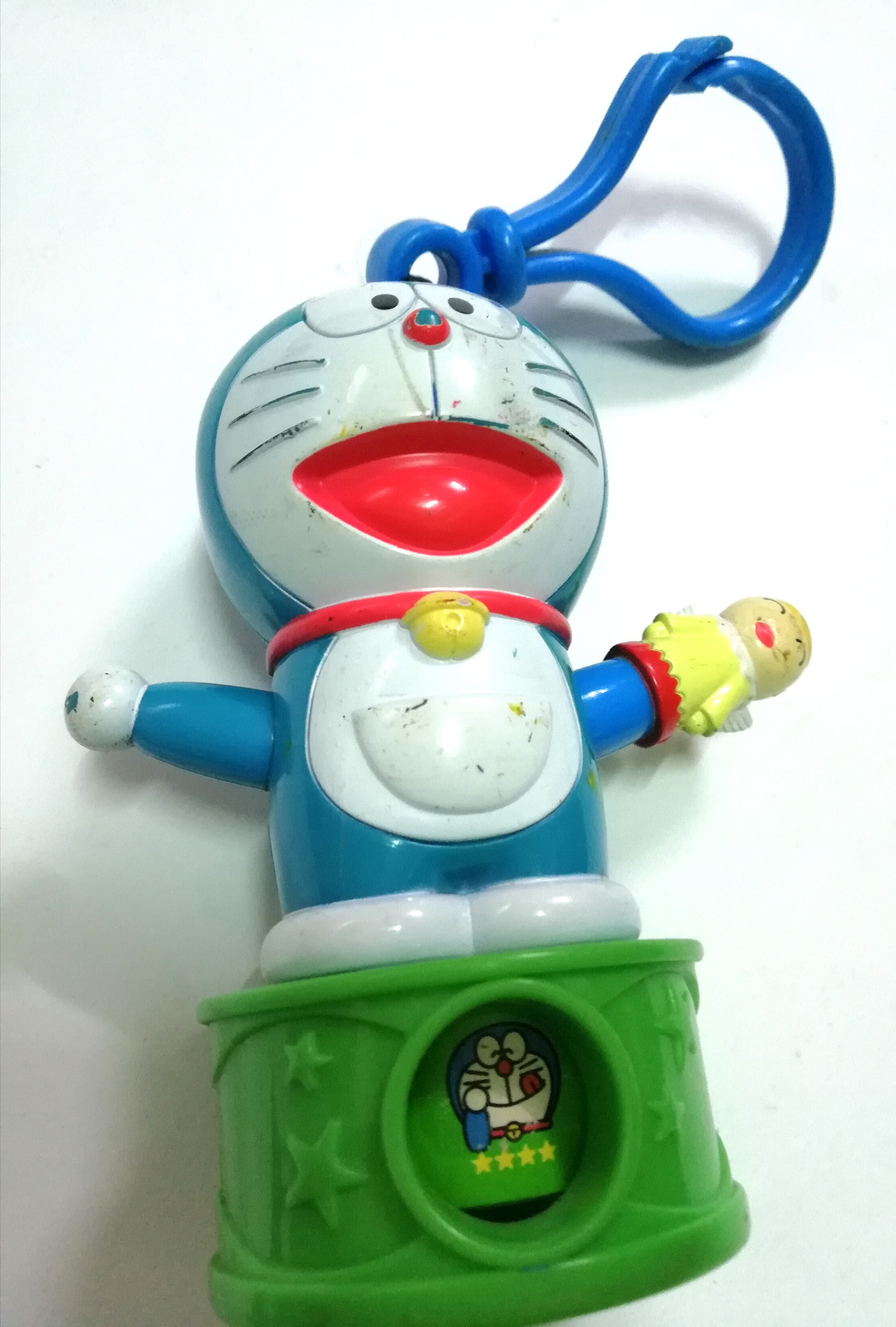 ของสะสมโดเรม่อน โดราเอม่อนกล้อง-พวงกุญแจ มือซ้ายเป็นนางฟ้า**ภาพในช่องมองมีตำหนิ และตัวโดราเอม่อนมีตำหนิตามภาพ