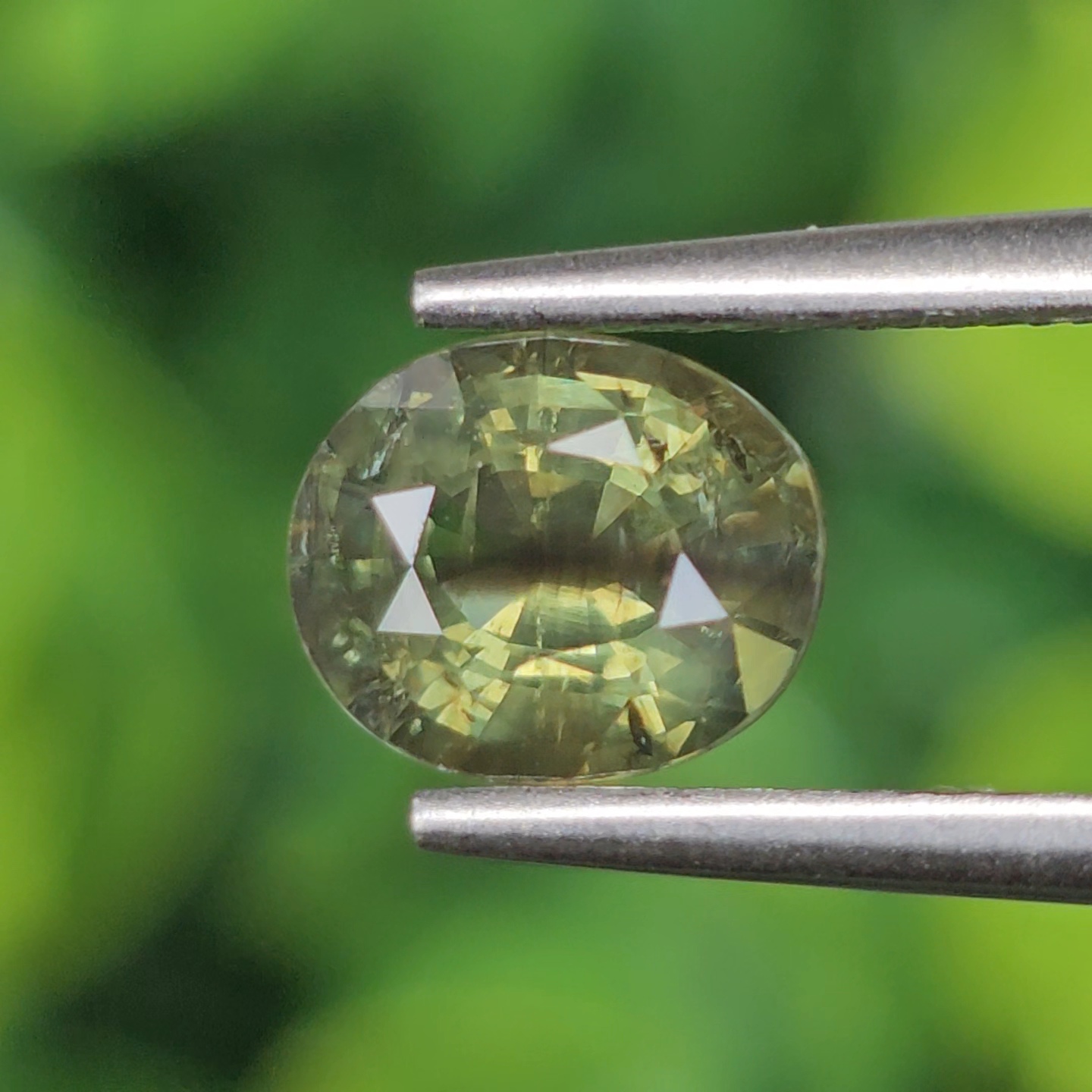 พลอย เขียวส่อง Green Sapphire 1.43 กะรัต (Cts.) ดิบ Unheated พลอยแท้ อัญมณีมงคลประจําวันเกิด เครื่องประดับพลอย