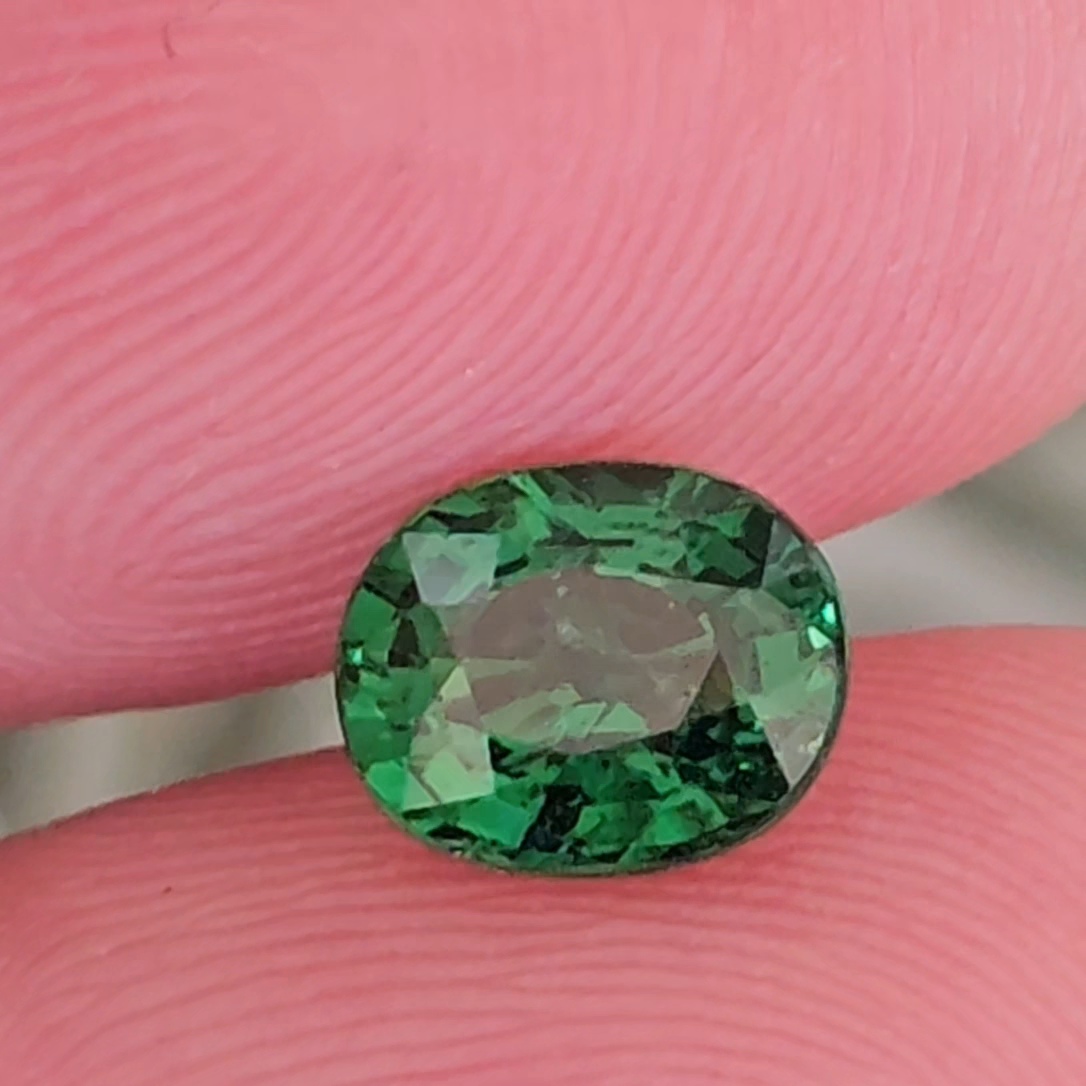 พลอย ซาโวไรท์ Tsavorite Garnet 1.36 กะรัต (Cts.) ดิบ Unheated พร้อมใบเซอร์ อัญมณีมงคลประจําวันเกิด เครื่องประดับพลอย