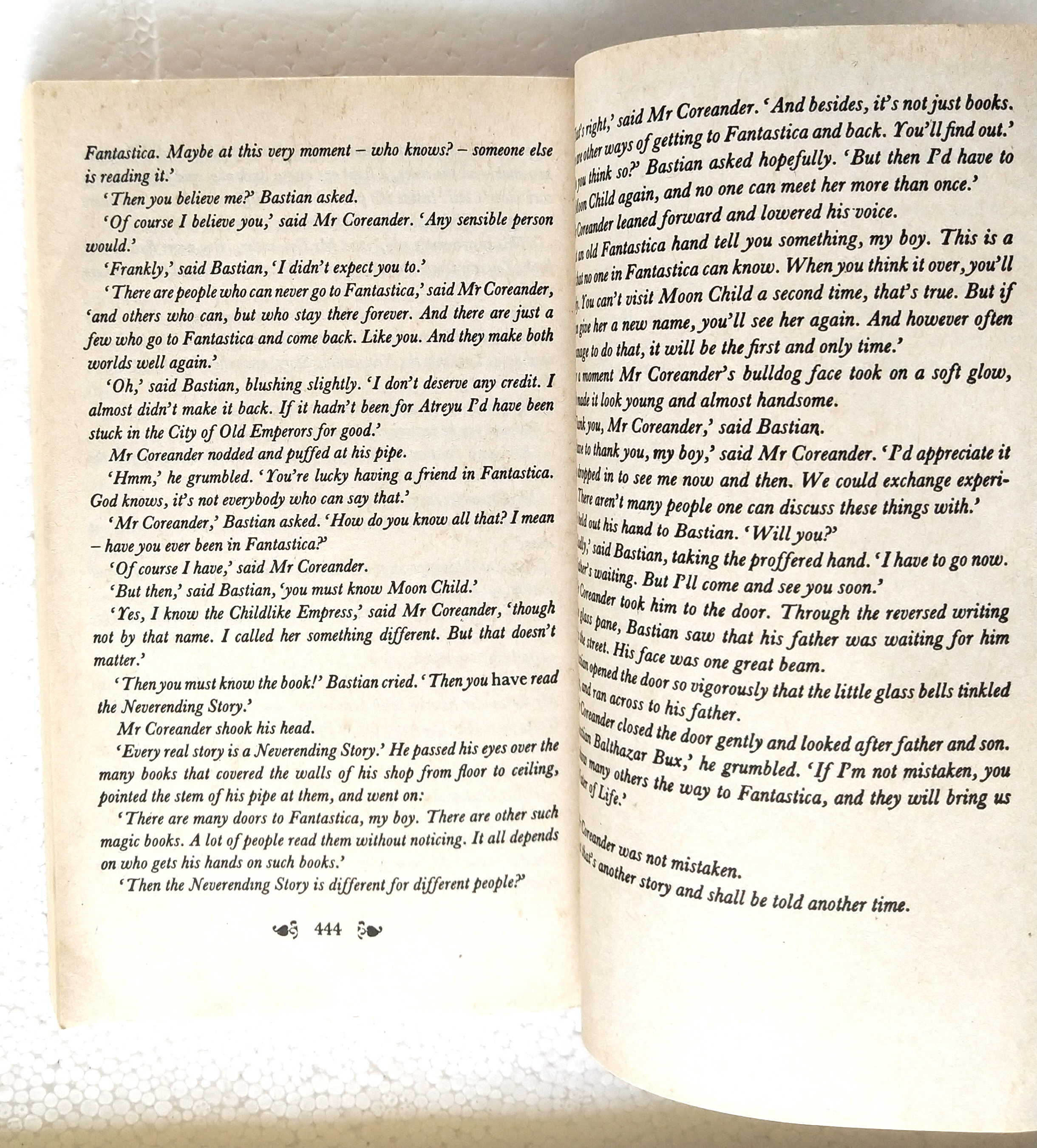 หนังสือนิยายฉบับภาษาอังกฤษ**มีตำหนิตามภาพ "The Neverending Story" โดย Michael Gnde แปลโดย Ralph Manheim ภาพโดย Roswitha Quadflieg